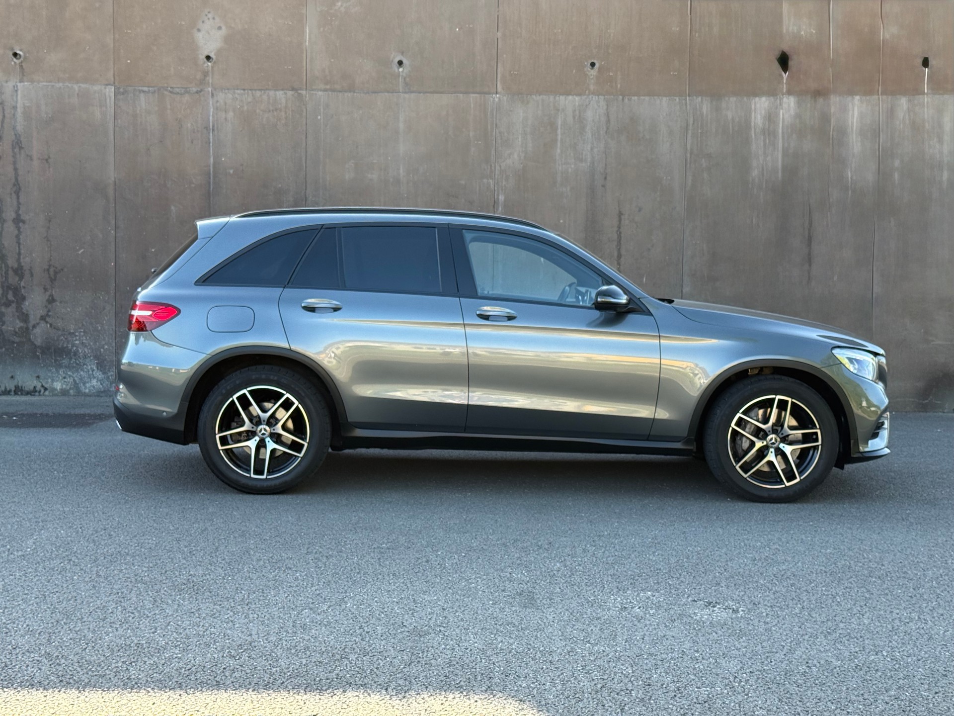 MERCEDES-BENZ GLC 250 AMG Line 4Matic 9G-Tronic-showroom-element-3
