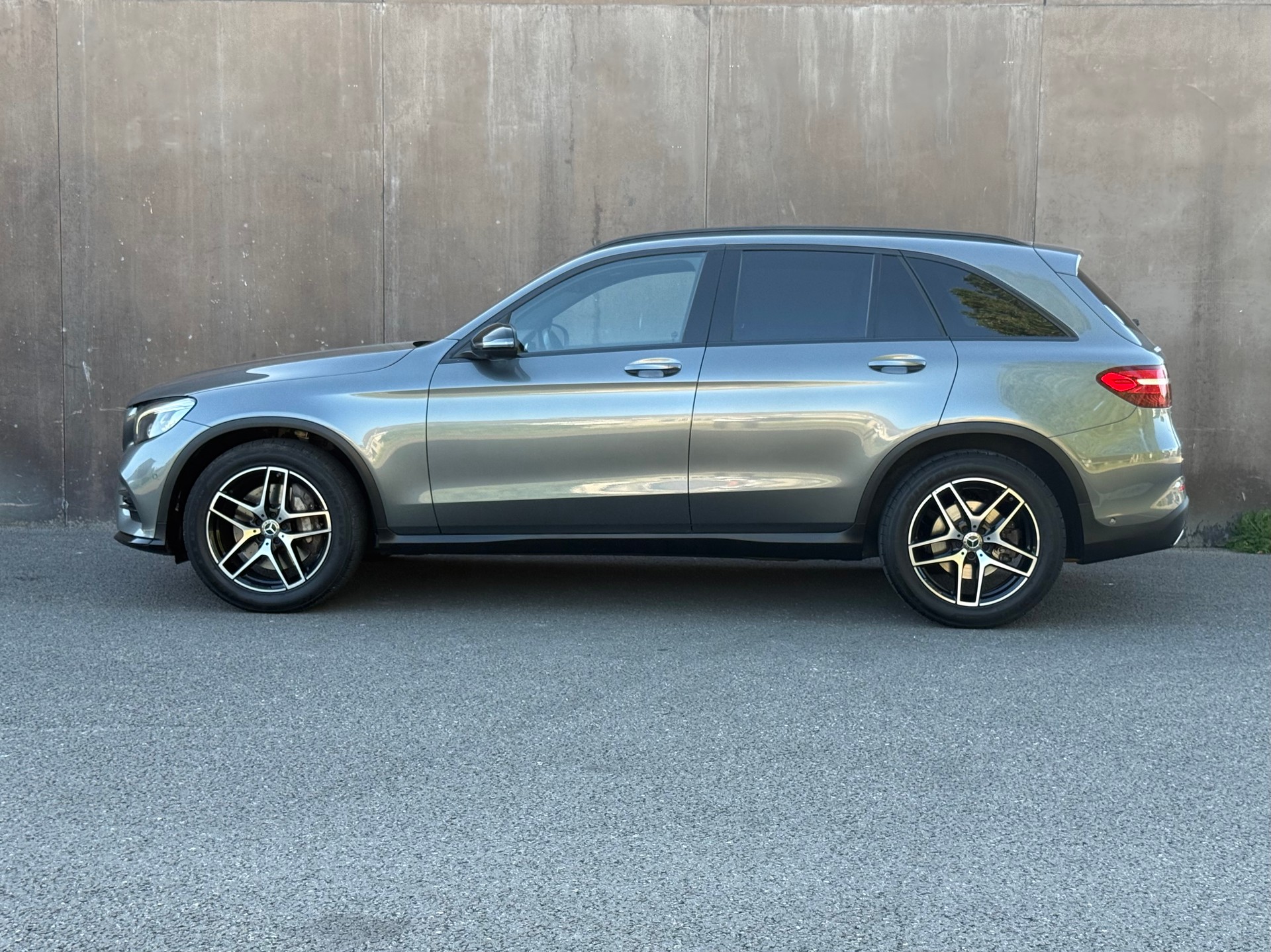 MERCEDES-BENZ GLC 250 AMG Line 4Matic 9G-Tronic-showroom-element-1