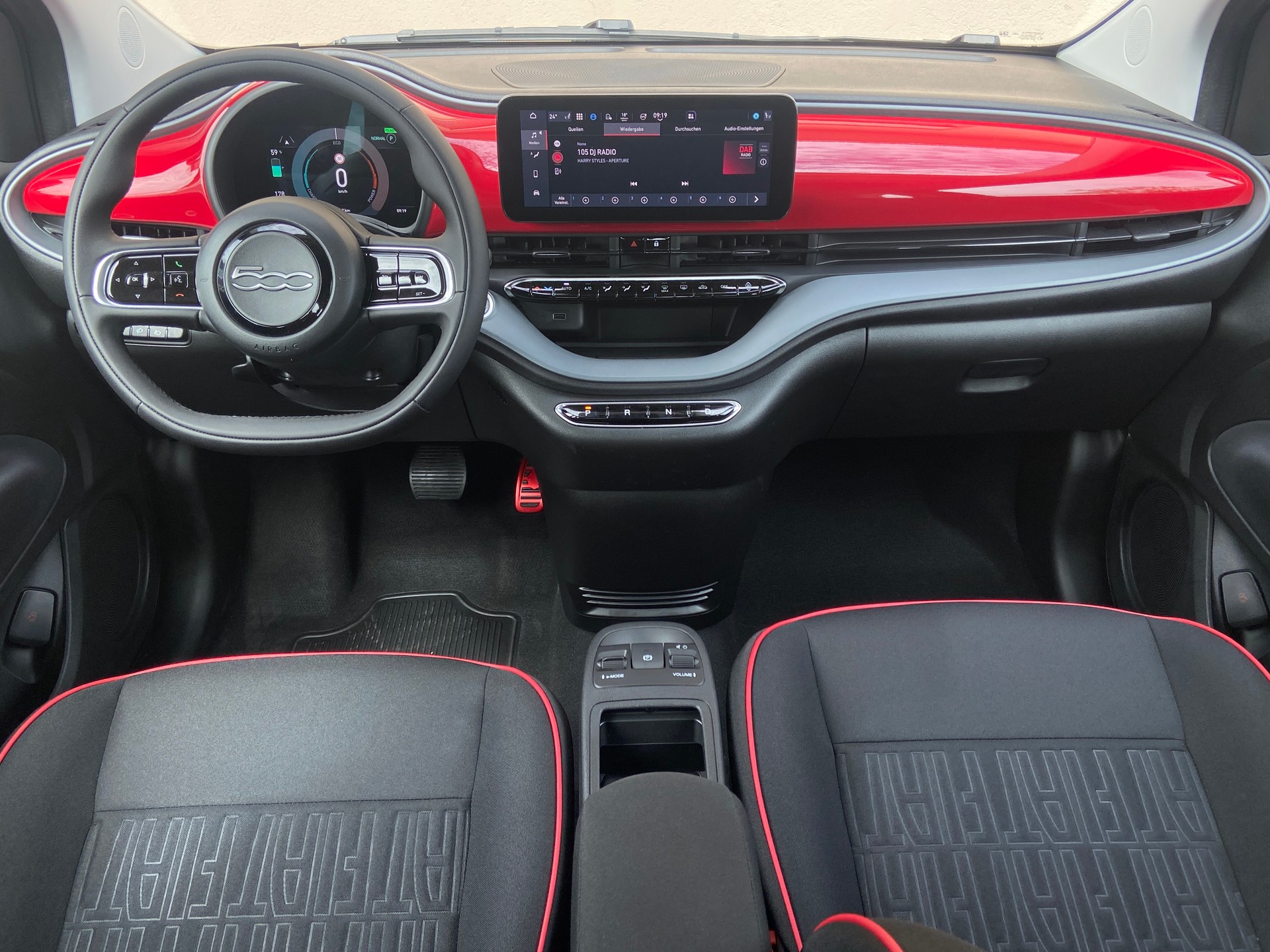 FIAT 500 C electric 87 kW Red-showroom-element-2