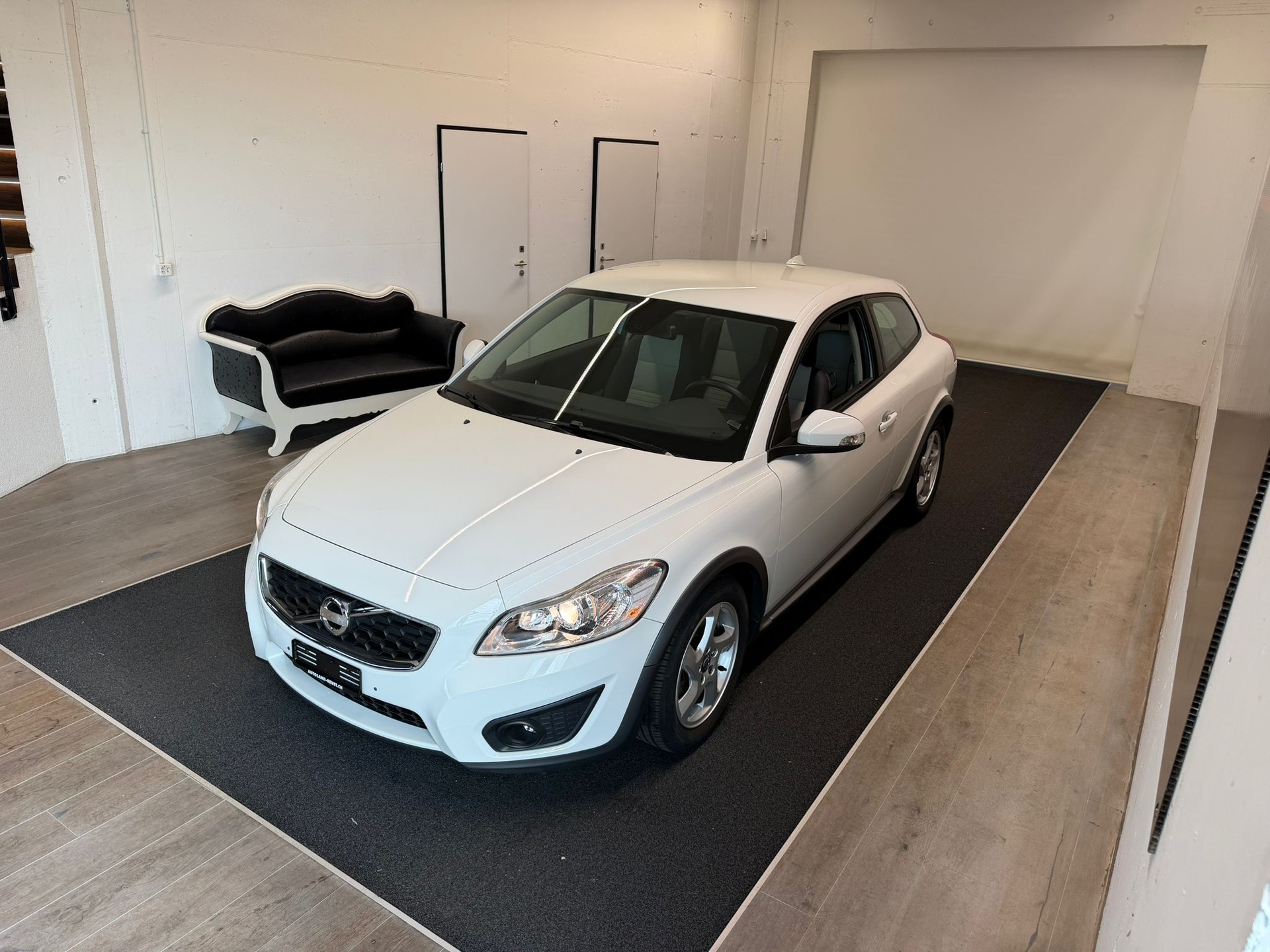 VOLVO C30 DRIVEe Start/Stop Momentum-image-1
