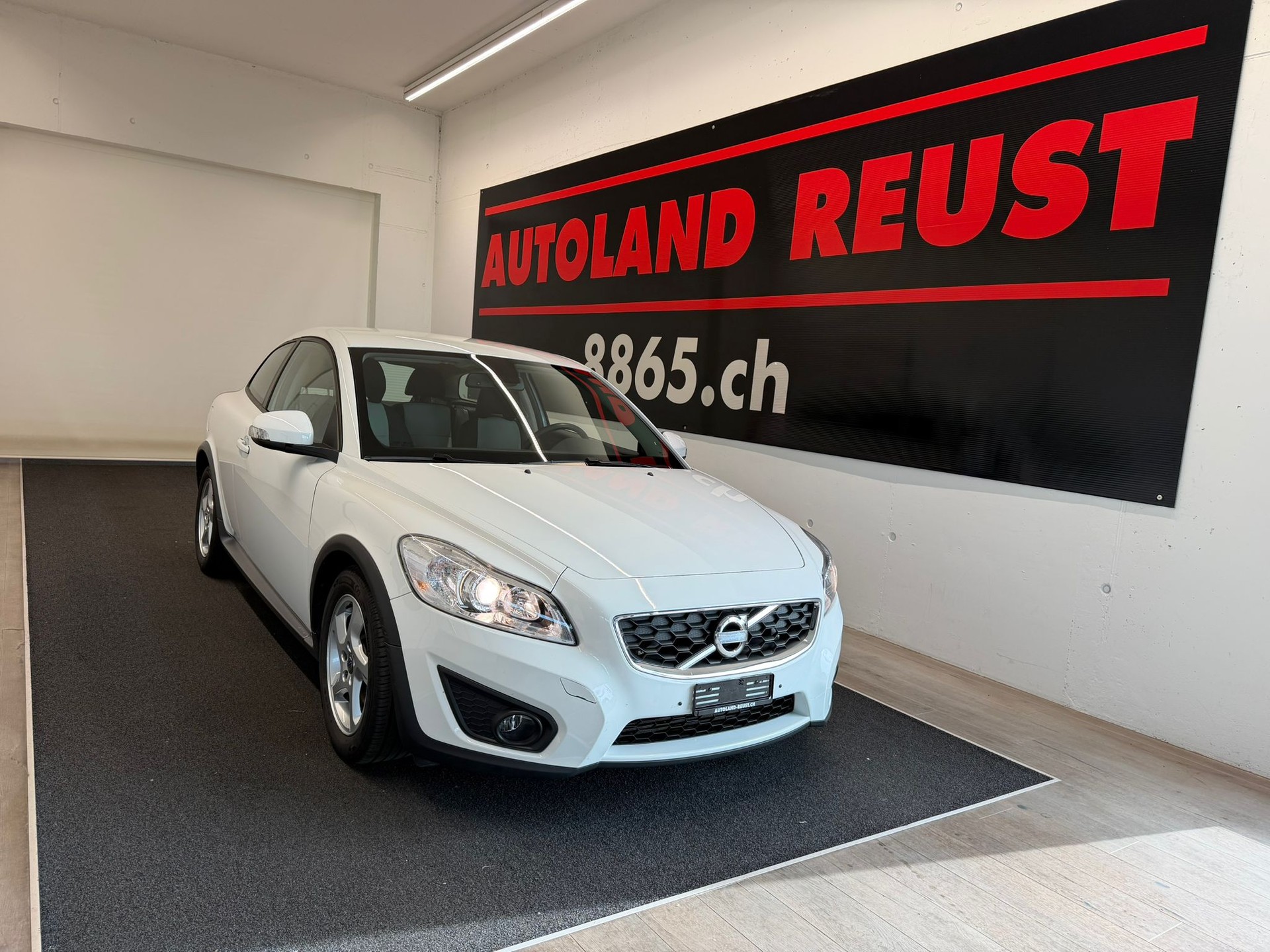 VOLVO C30 DRIVEe Start/Stop Momentum-image-0