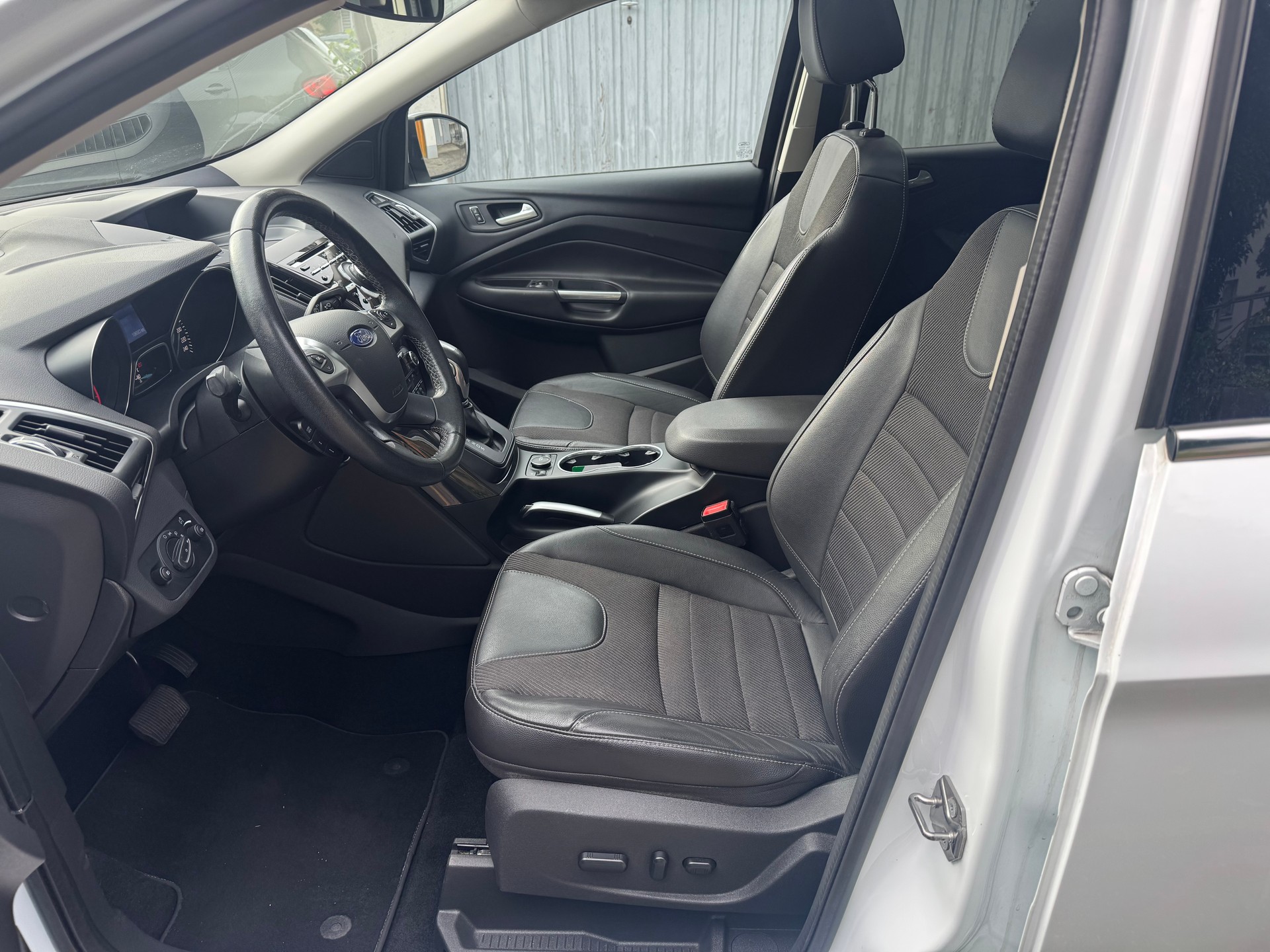 FORD Kuga 2.0 TDCi Titanium 4WD PowerShift-image-3