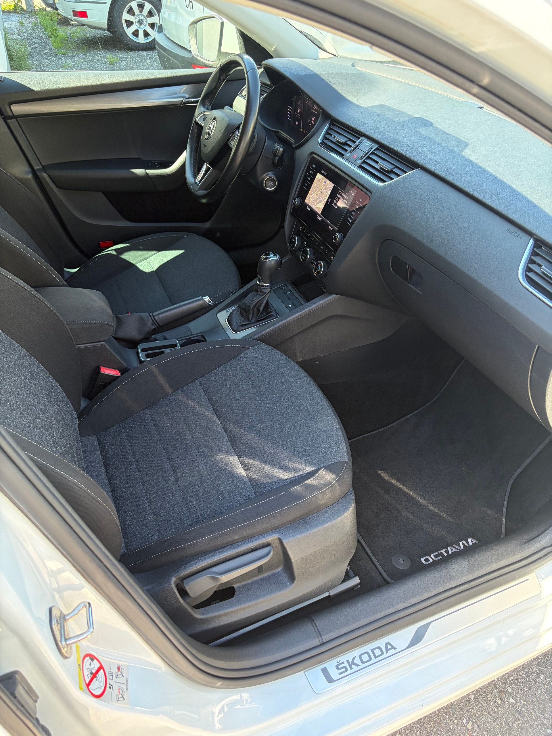 SKODA Octavia Combi 1.5 TSI Soleil DSG-image-11