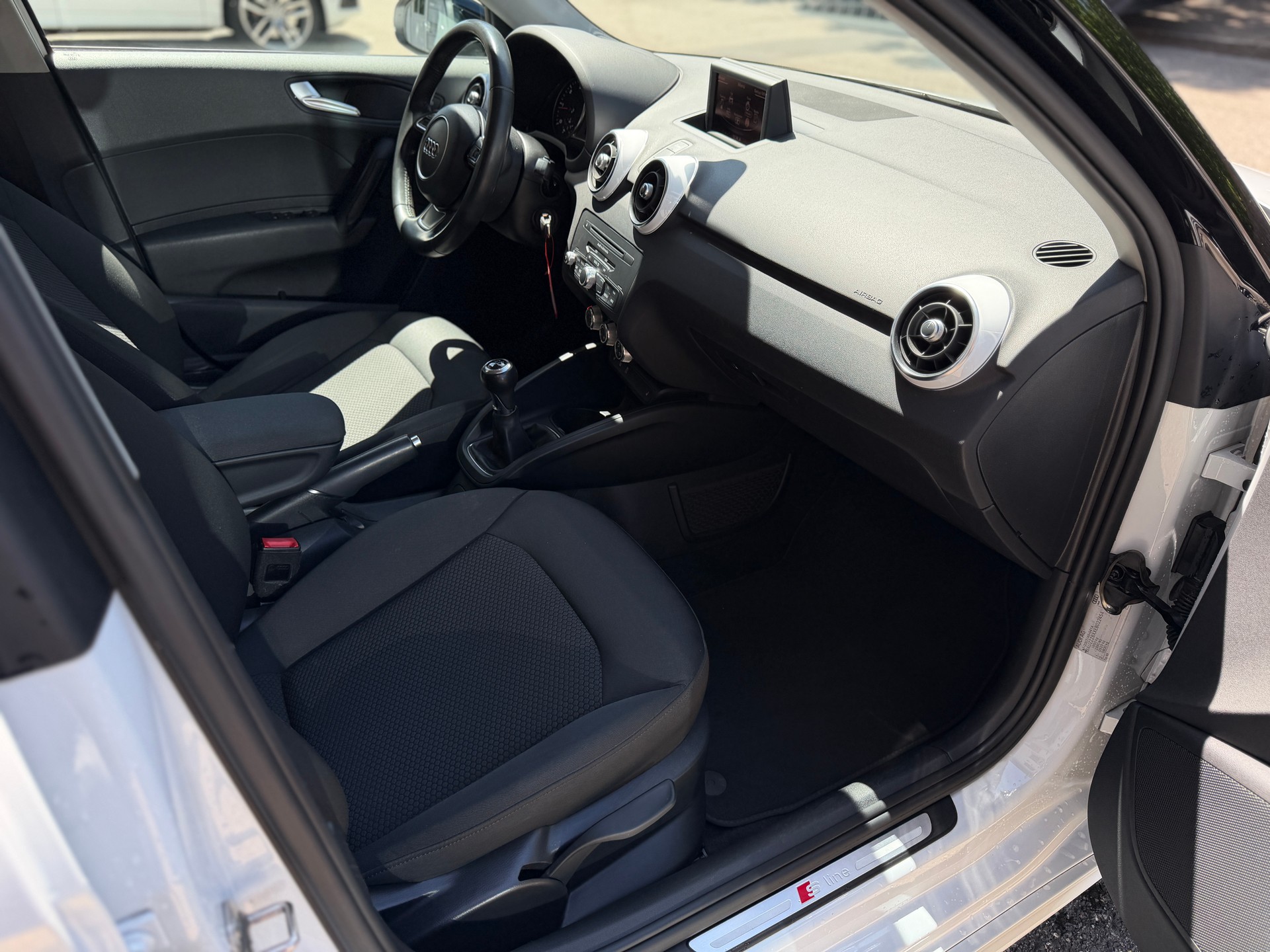 AUDI A1 Sportback 1.6 TDI Attraction S-Line-image-13