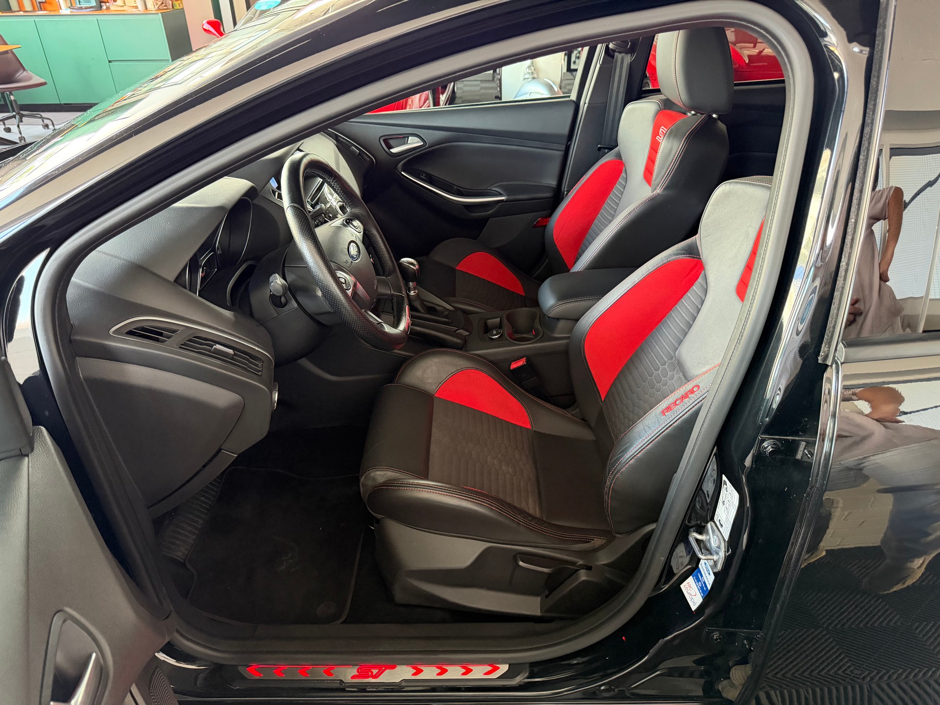 FORD Focus 2.0 SCTi ST-2 250 PS-image-12