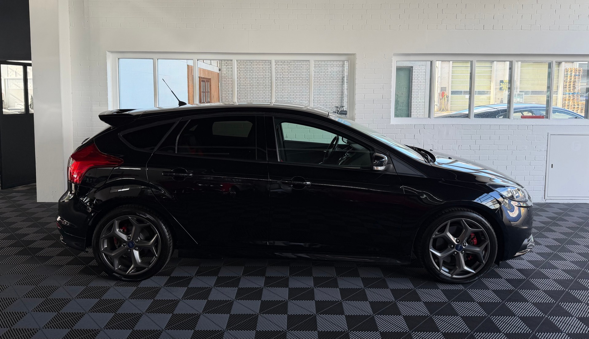 FORD Focus 2.0 SCTi ST-2 250 PS-image-1