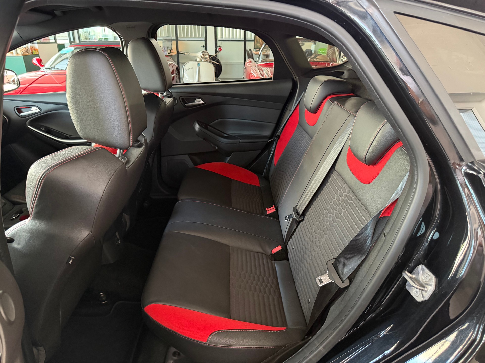 FORD Focus 2.0 SCTi ST-2 250 PS-image-11