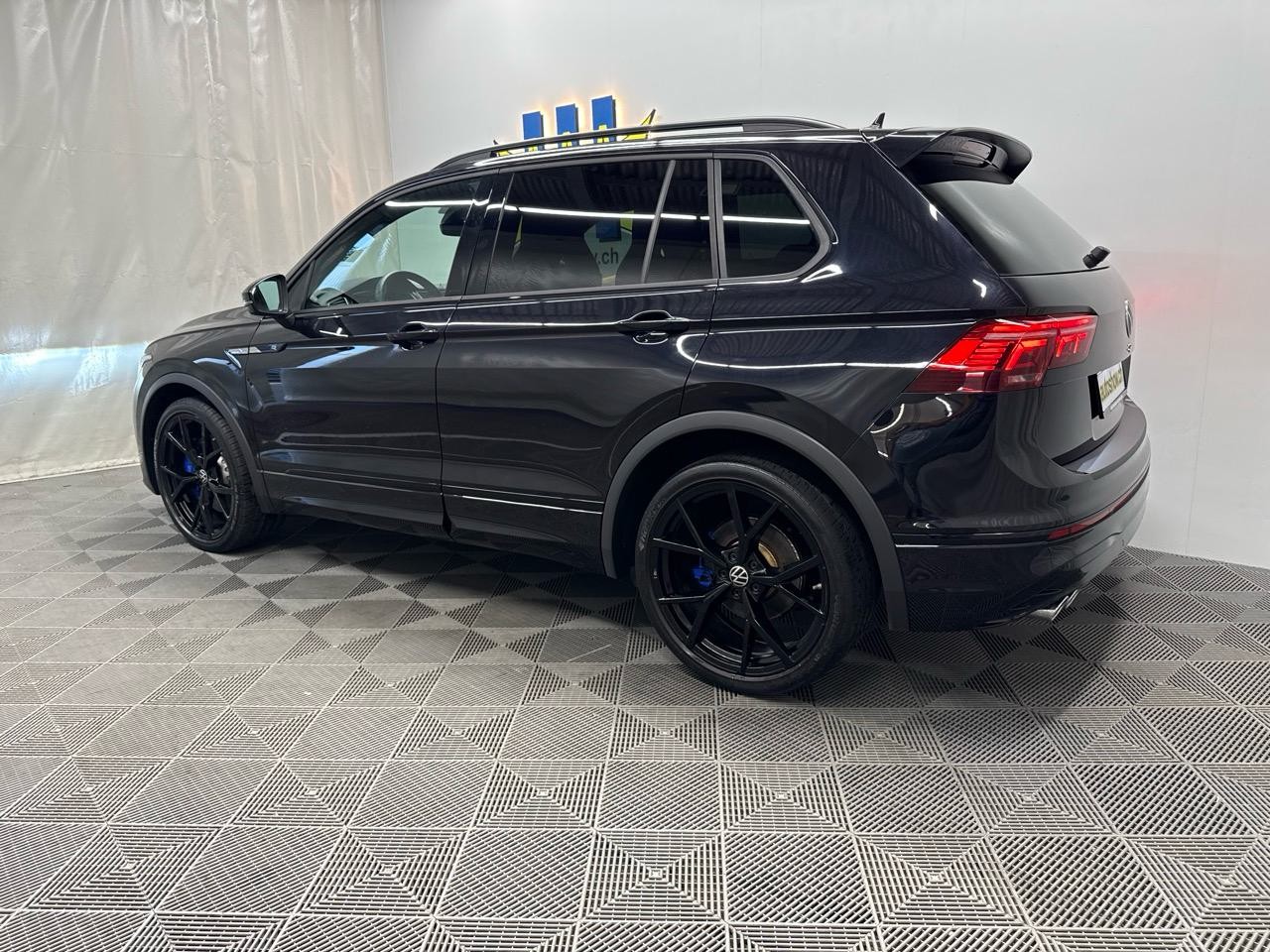 VW Tiguan 2.0TSI R 4Motion Black Style-image-1