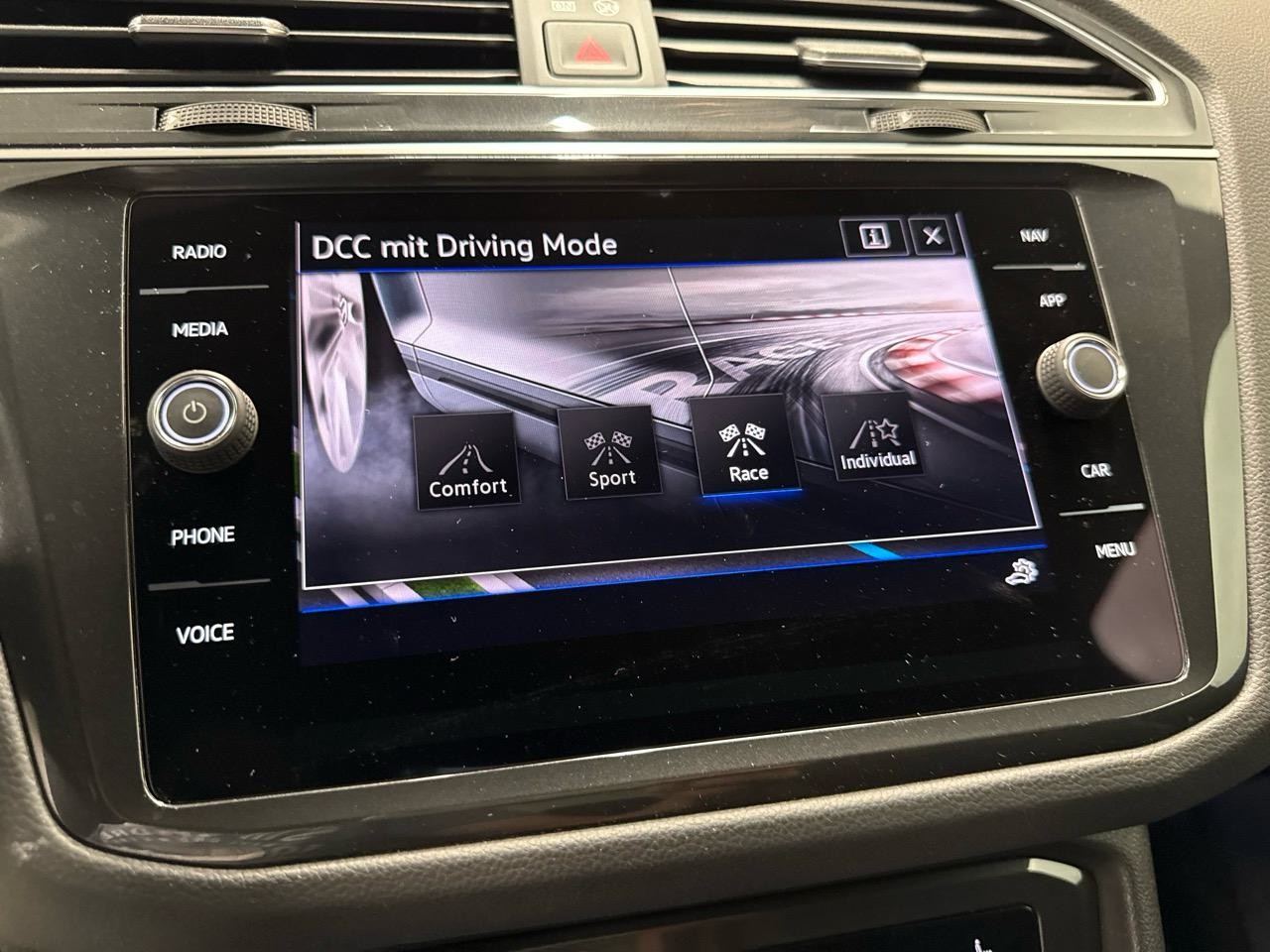 VW Tiguan 2.0TSI R 4Motion Black Style-image-10