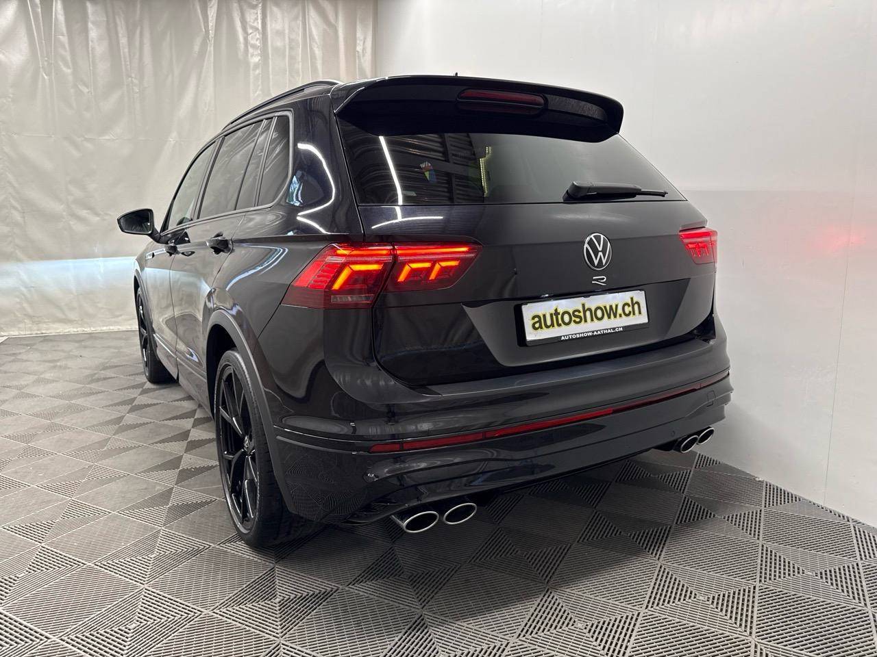 VW Tiguan 2.0TSI R 4Motion Black Style-image-14