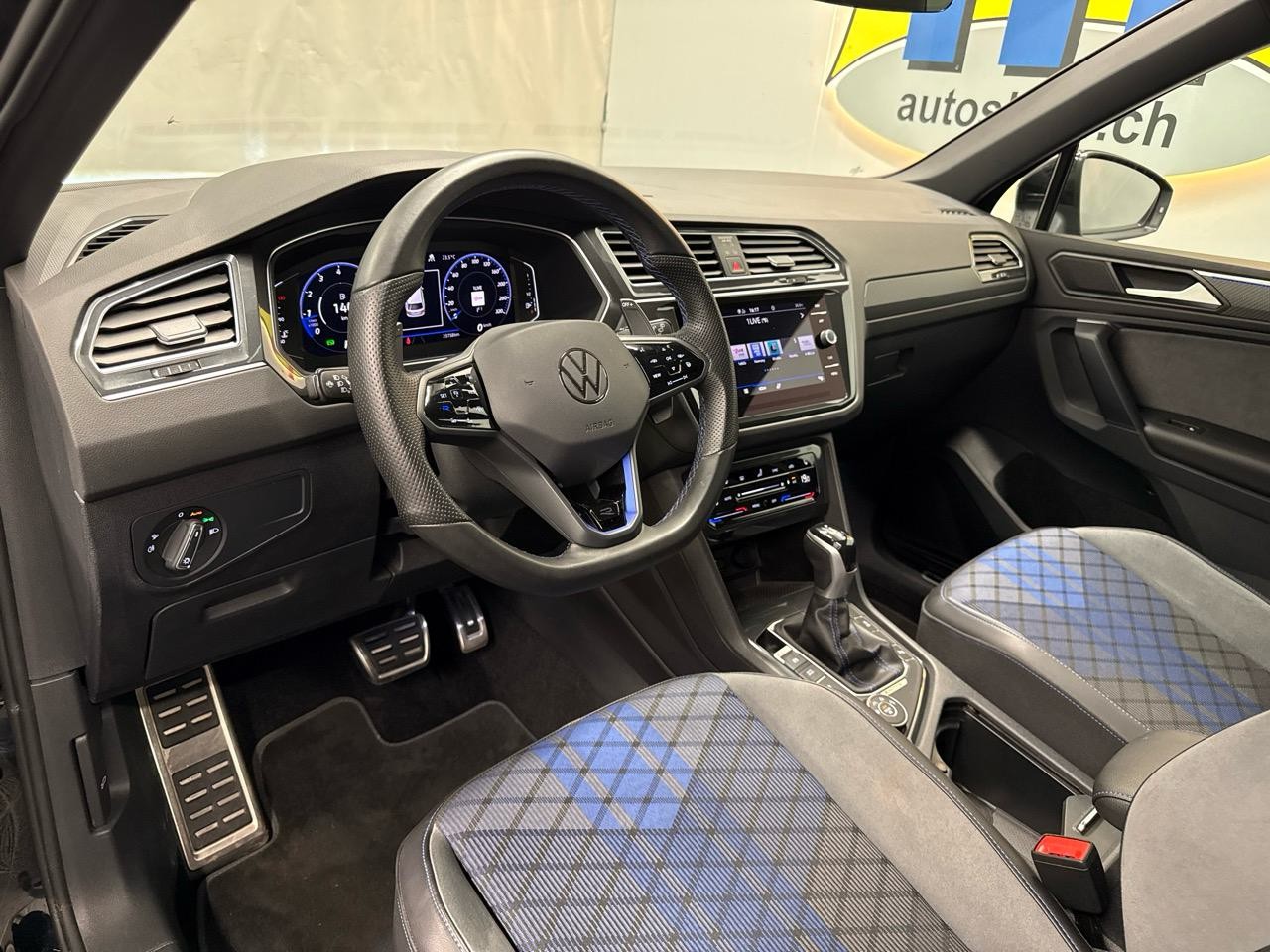 VW Tiguan 2.0TSI R 4Motion Black Style-image-2