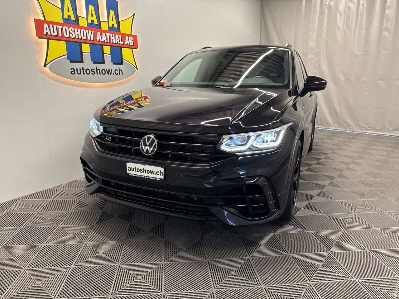 VW Tiguan 2.0TSI R 4Motion Black Style-image-16