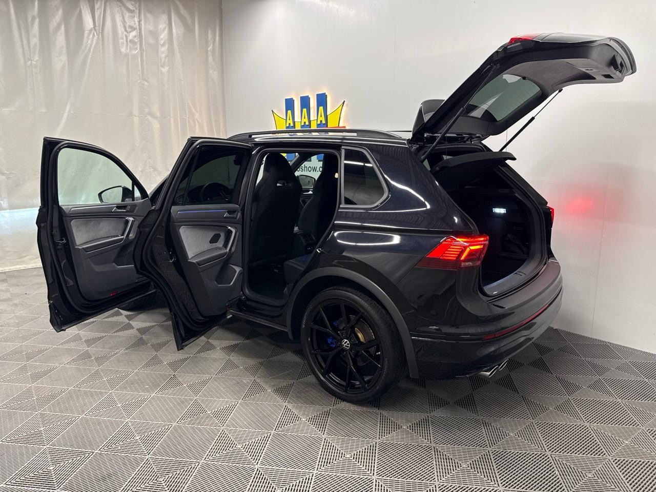 VW Tiguan 2.0TSI R 4Motion Black Style-image-13