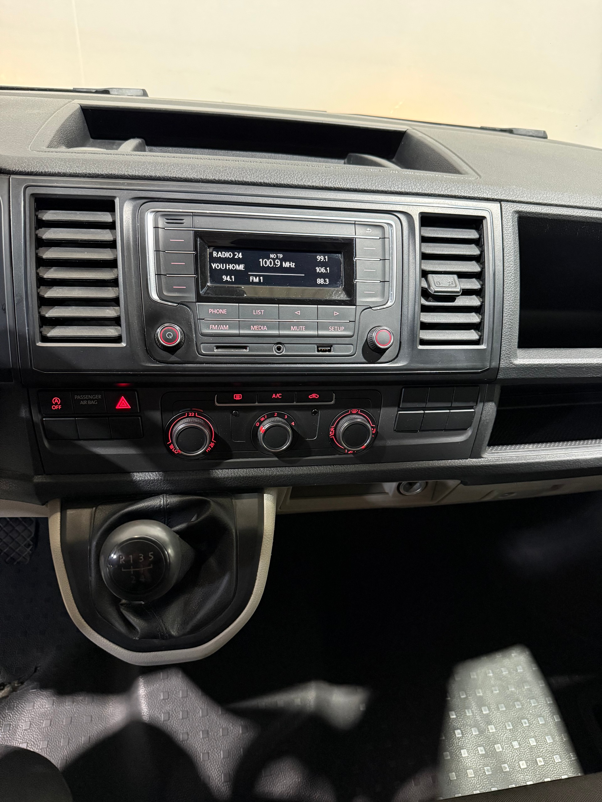 VW T6 2.0 TDI Entry inklusive Werkzeugeinrichtung (CH Fahrzeug)-image-12