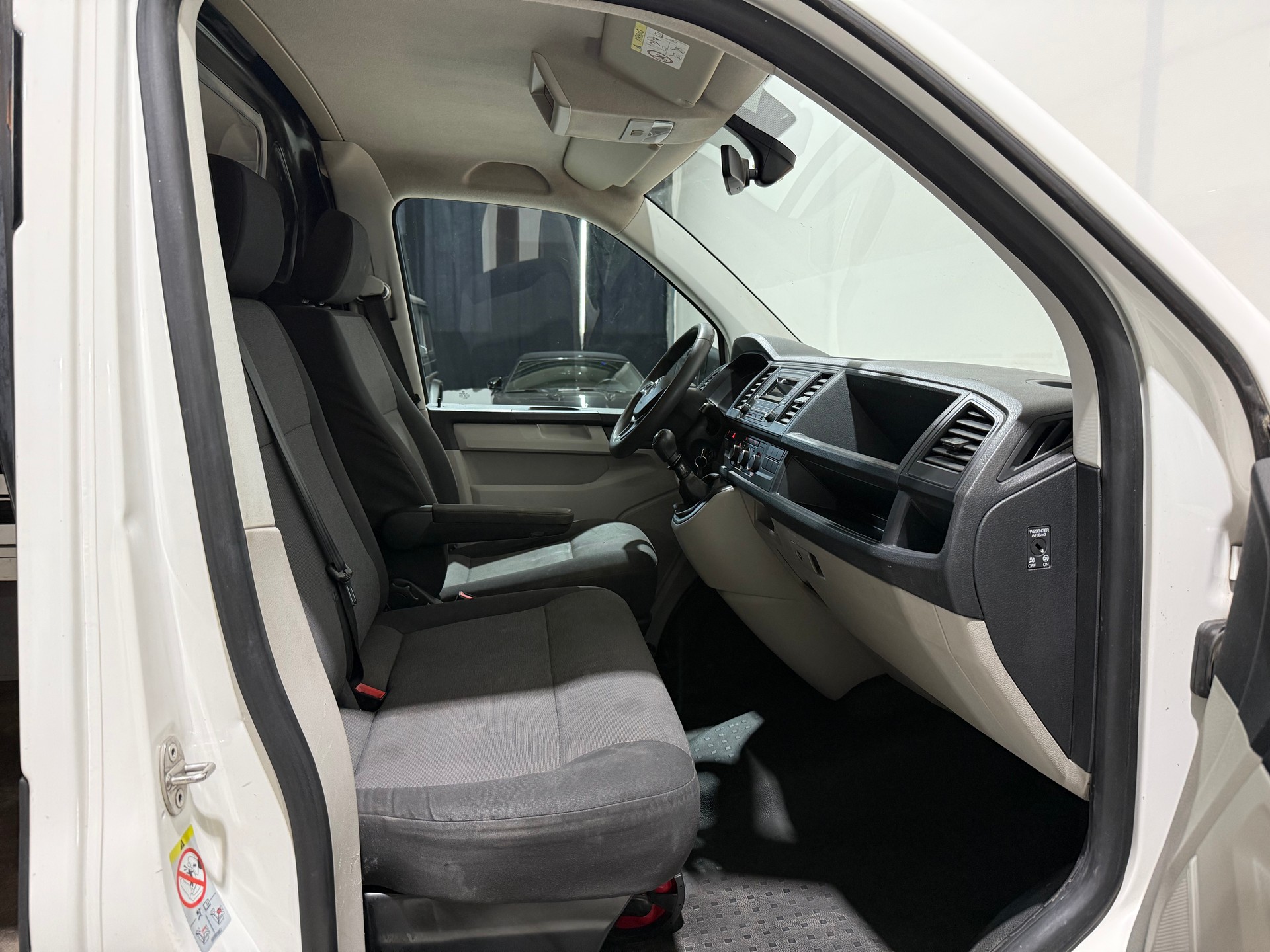 VW T6 2.0 TDI Entry inklusive Werkzeugeinrichtung (CH Fahrzeug)-image-13