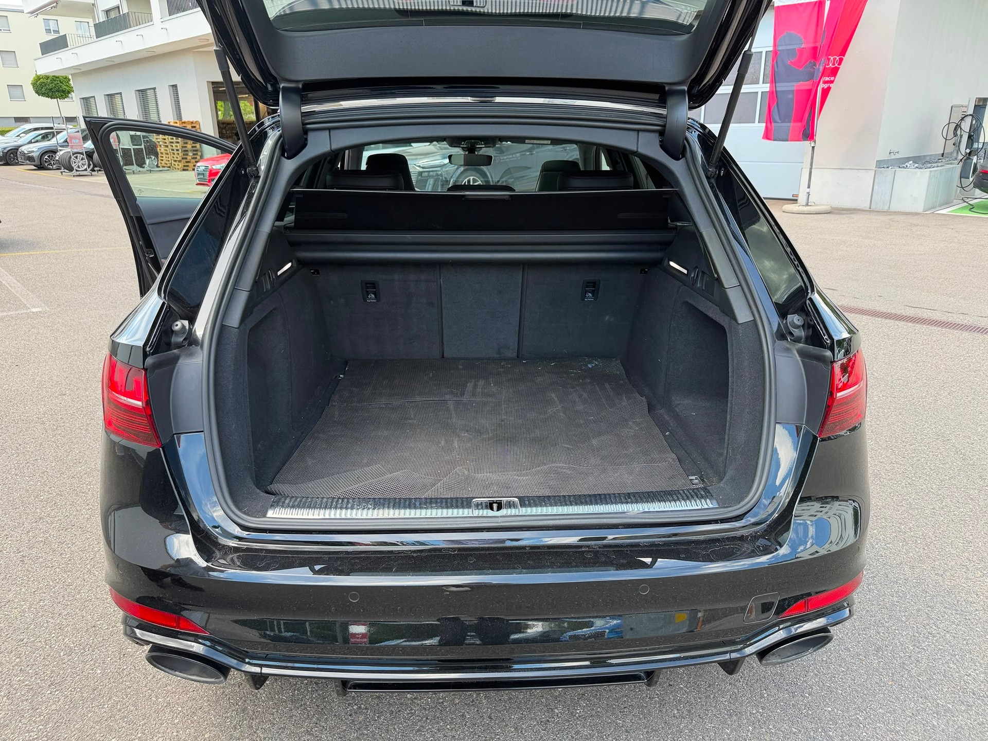 AUDI RS4 Avant quattro tiptronic-image-9