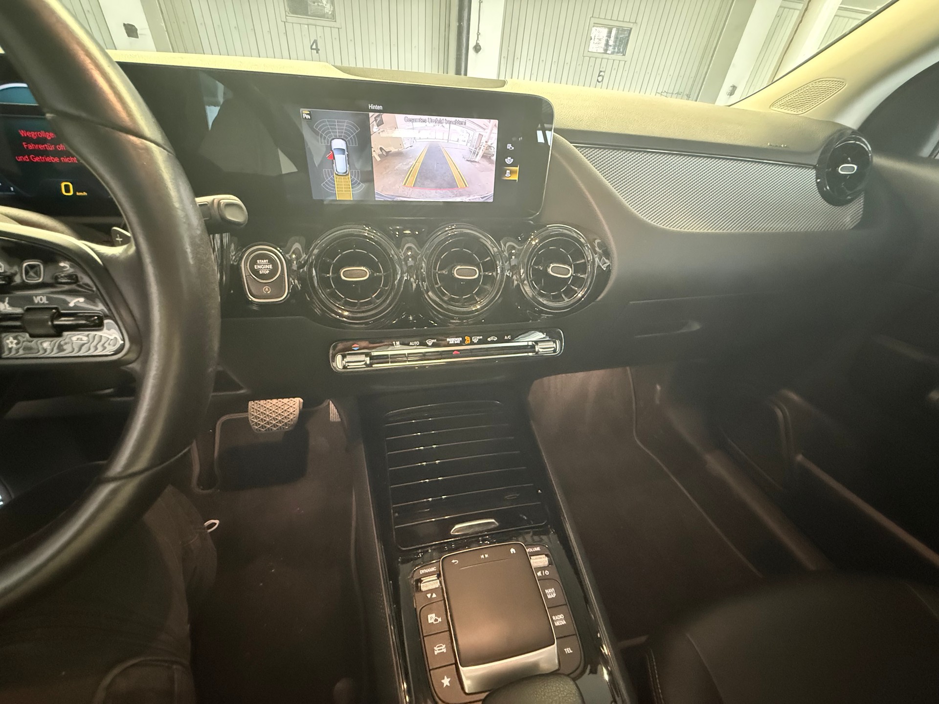 MERCEDES-BENZ GLA 200 Progressive 7G-DCT-image-15
