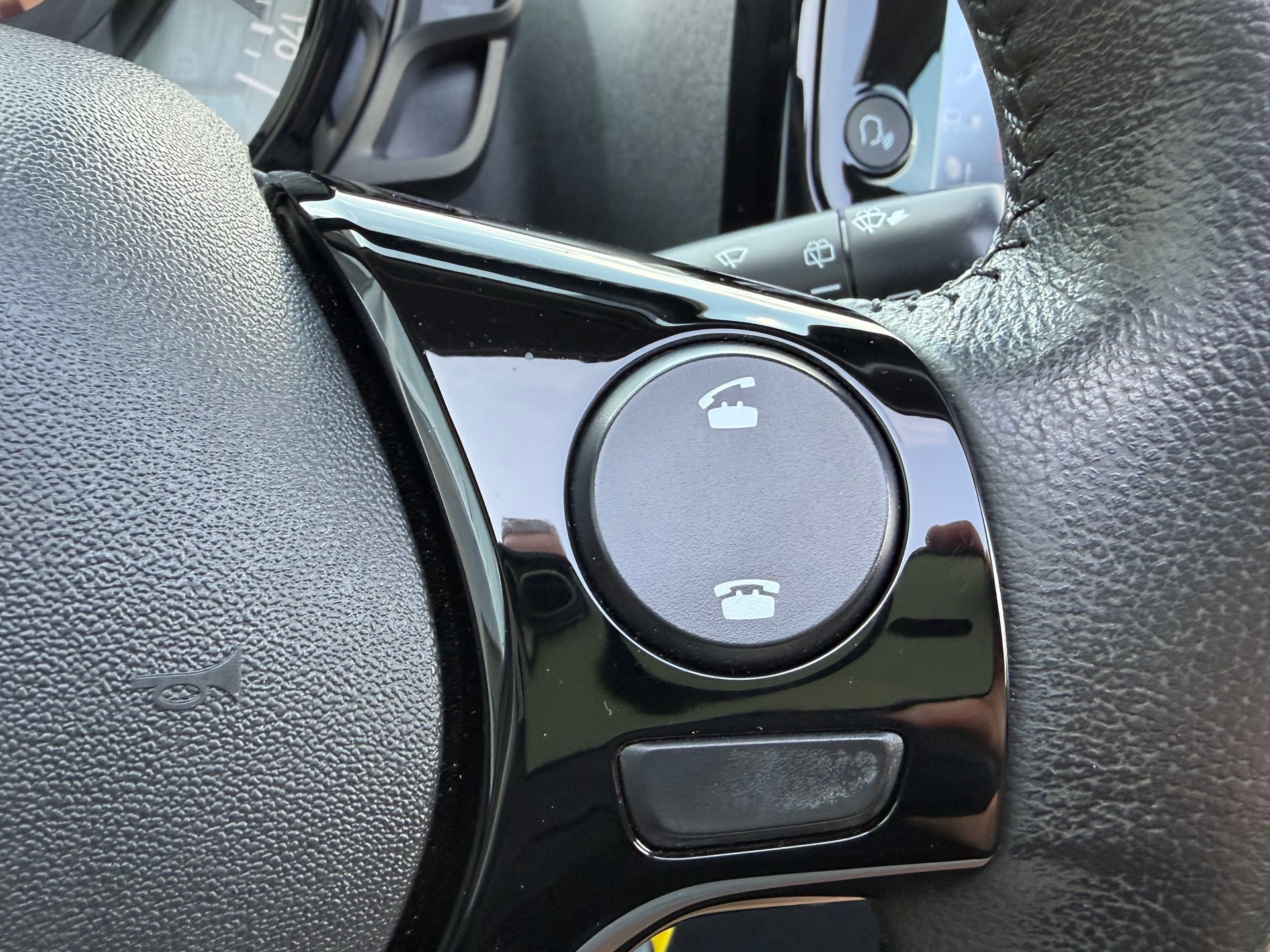 PEUGEOT 108 e-1.0 VTi Stop&Start Allure Top-image-17
