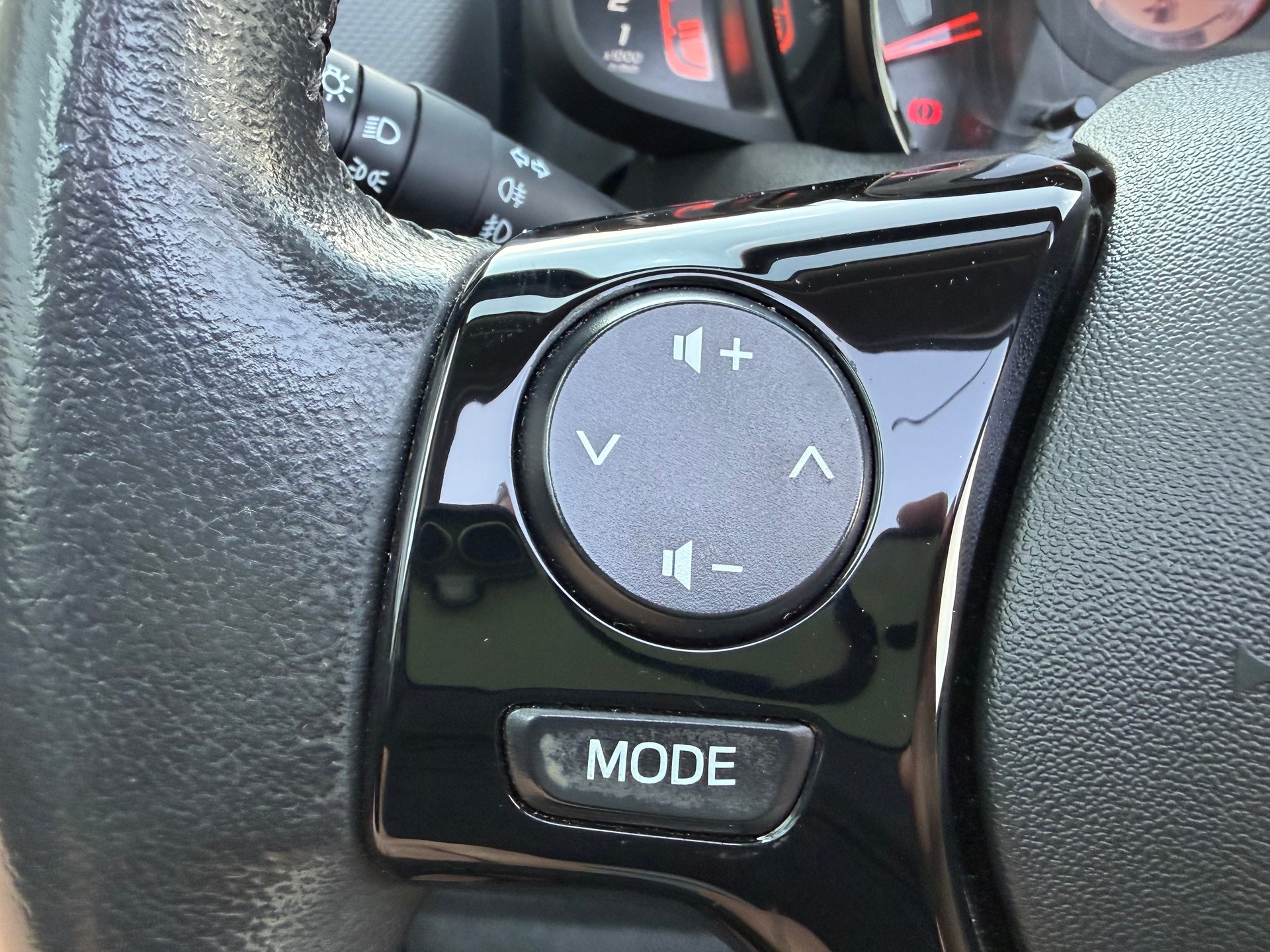 PEUGEOT 108 e-1.0 VTi Stop&Start Allure Top-image-16
