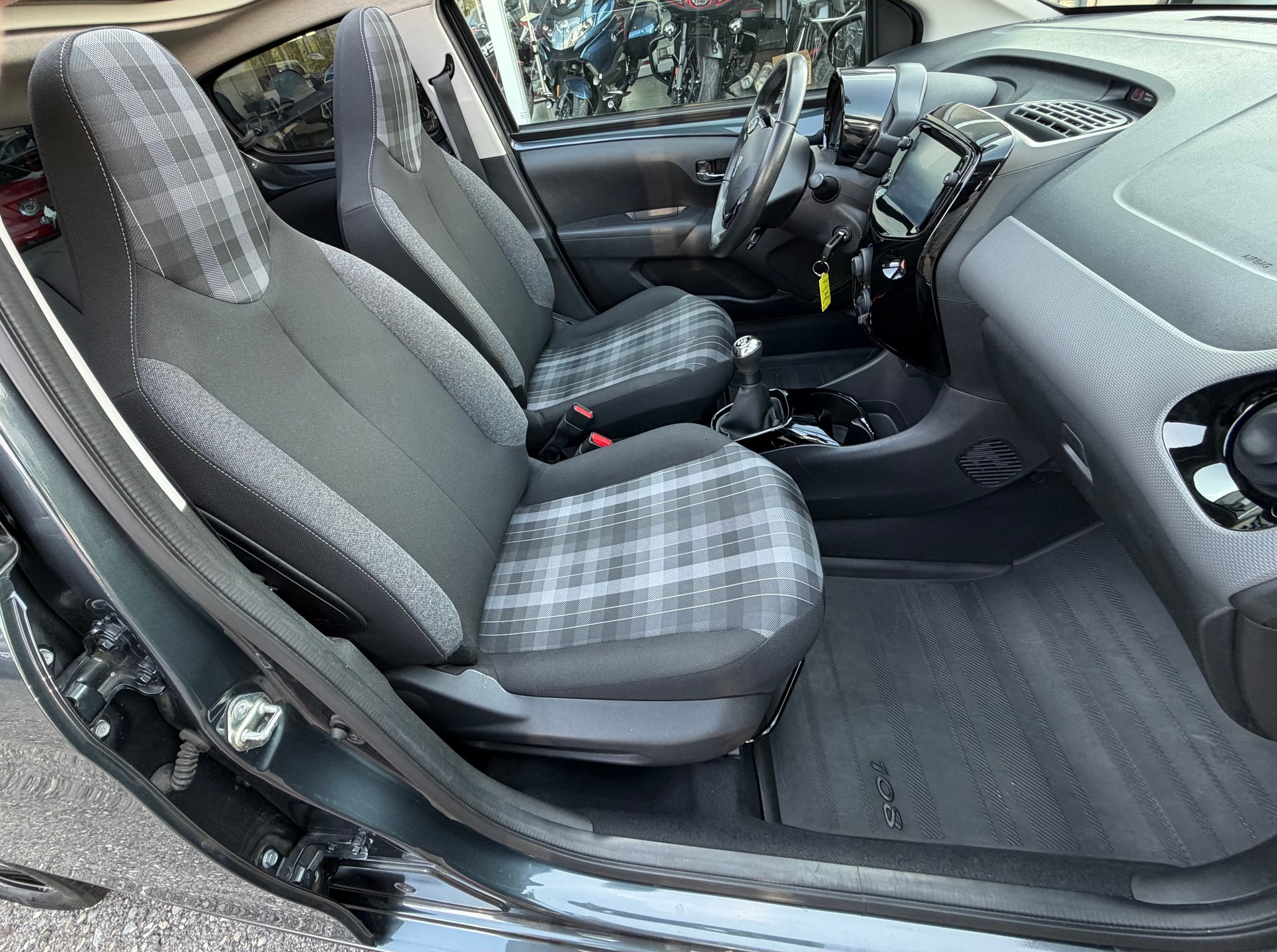 PEUGEOT 108 e-1.0 VTi Stop&Start Allure Top-image-9