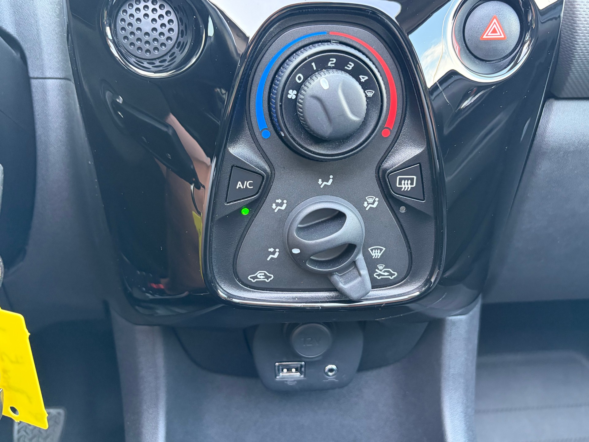 PEUGEOT 108 e-1.0 VTi Stop&Start Allure Top-image-14