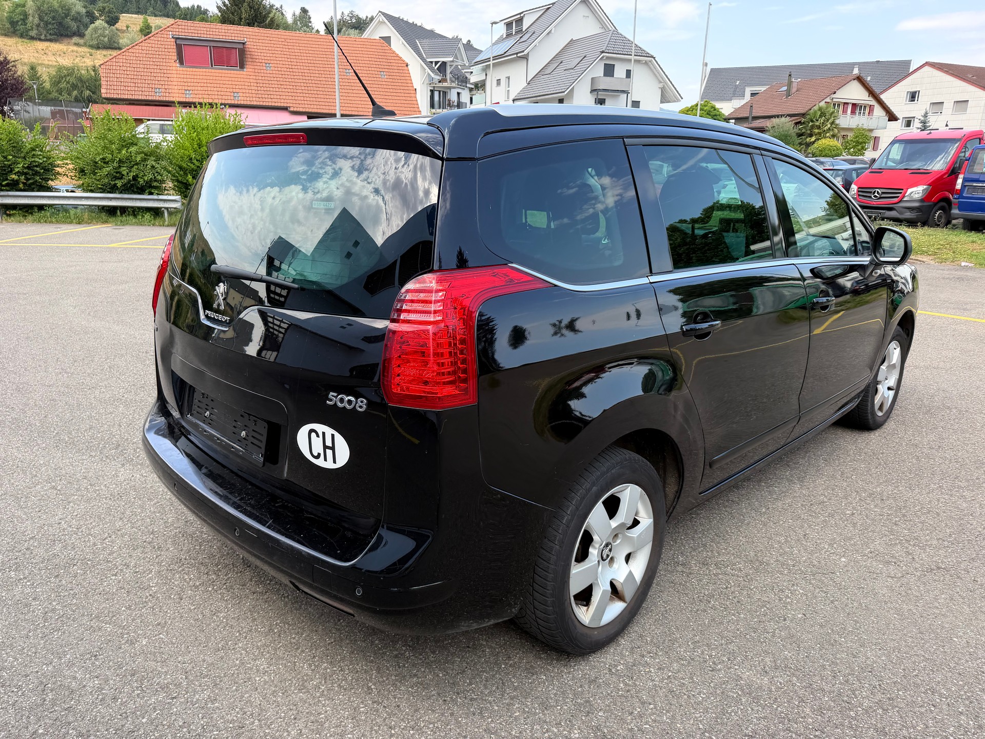 PEUGEOT 5008 1.2 Pure Tech Allure-image-2