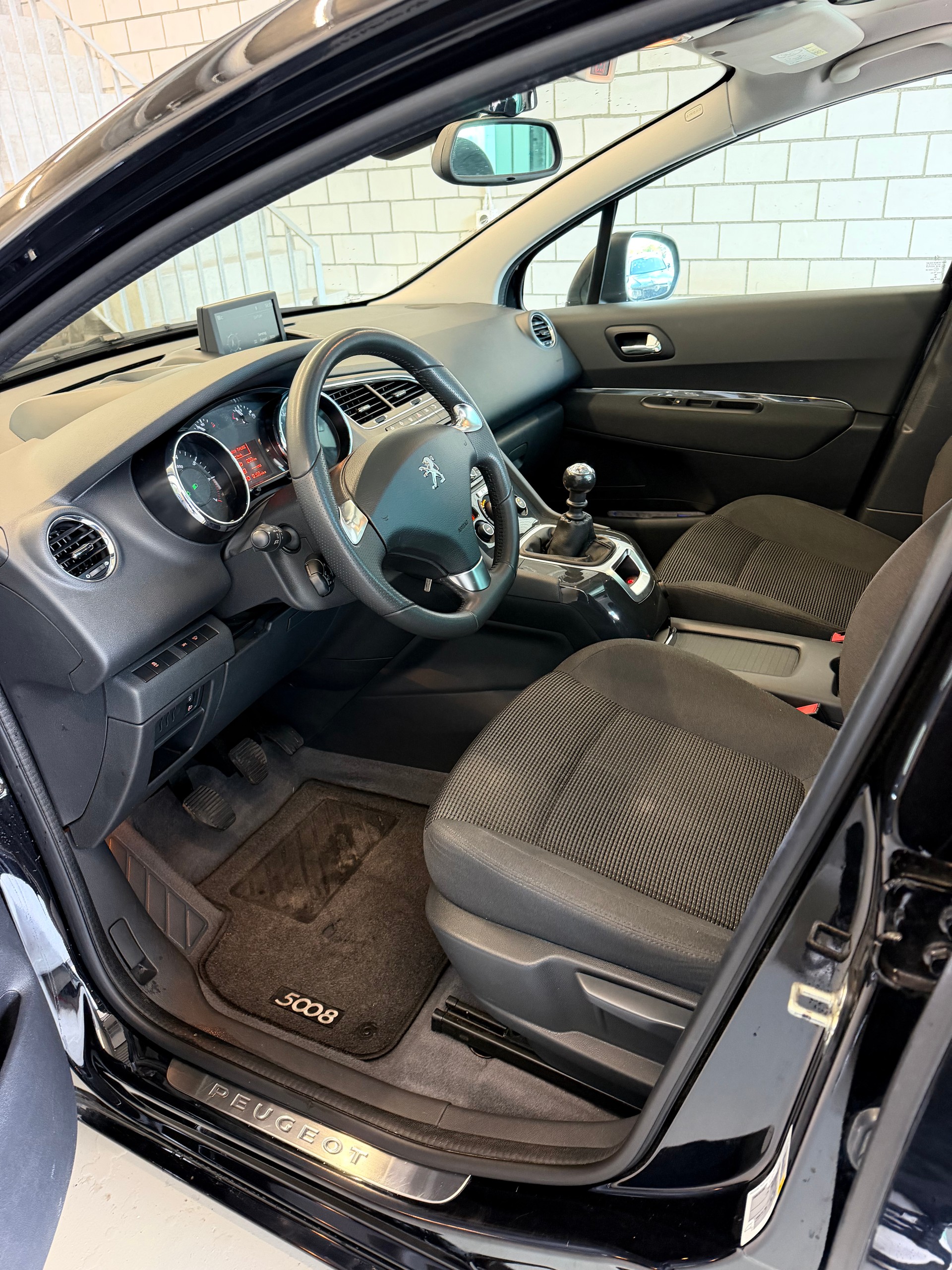 PEUGEOT 5008 1.2 Pure Tech Allure 7-Plätzer-image-8
