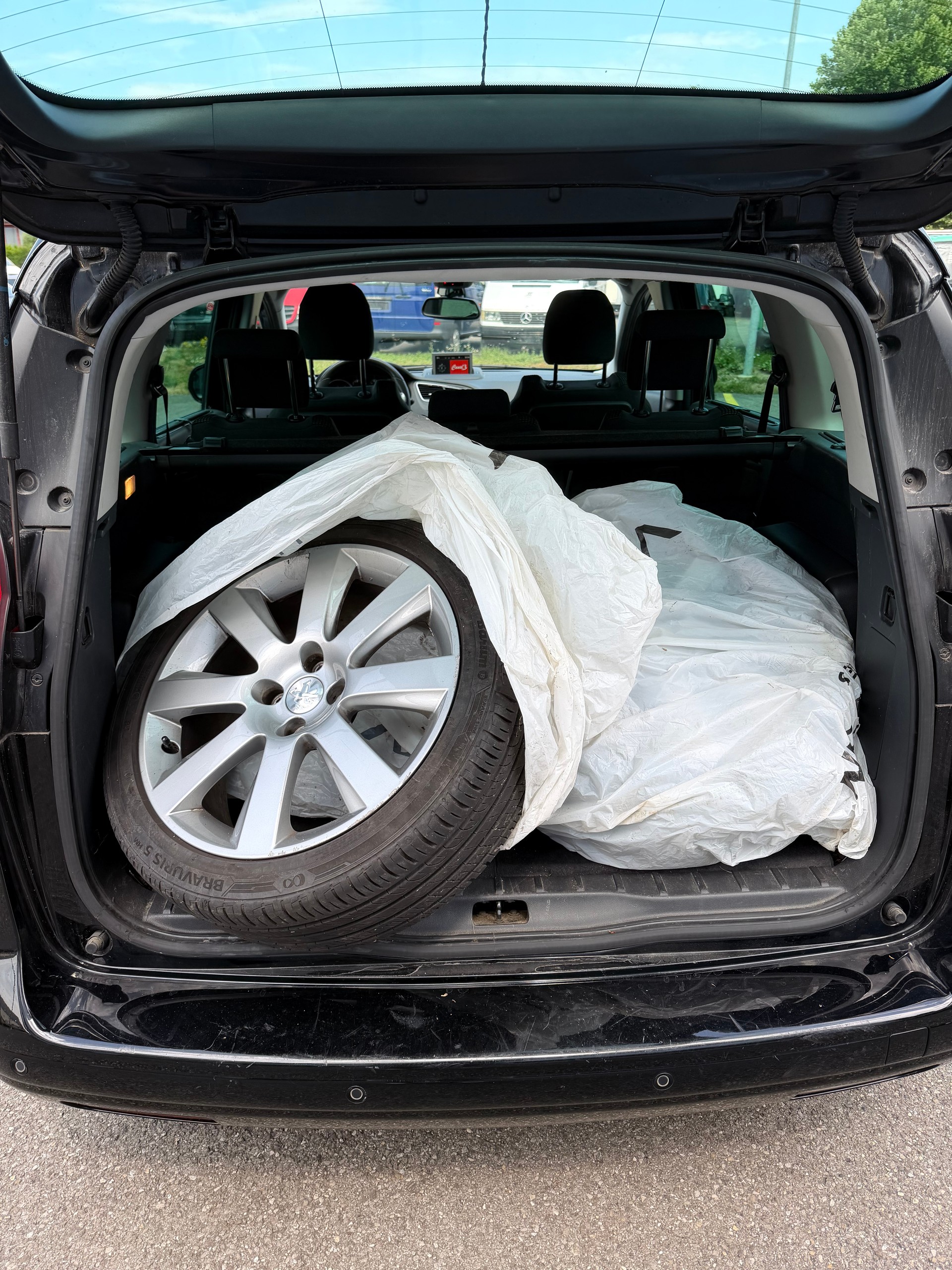 PEUGEOT 5008 1.2 Pure Tech Allure-image-4
