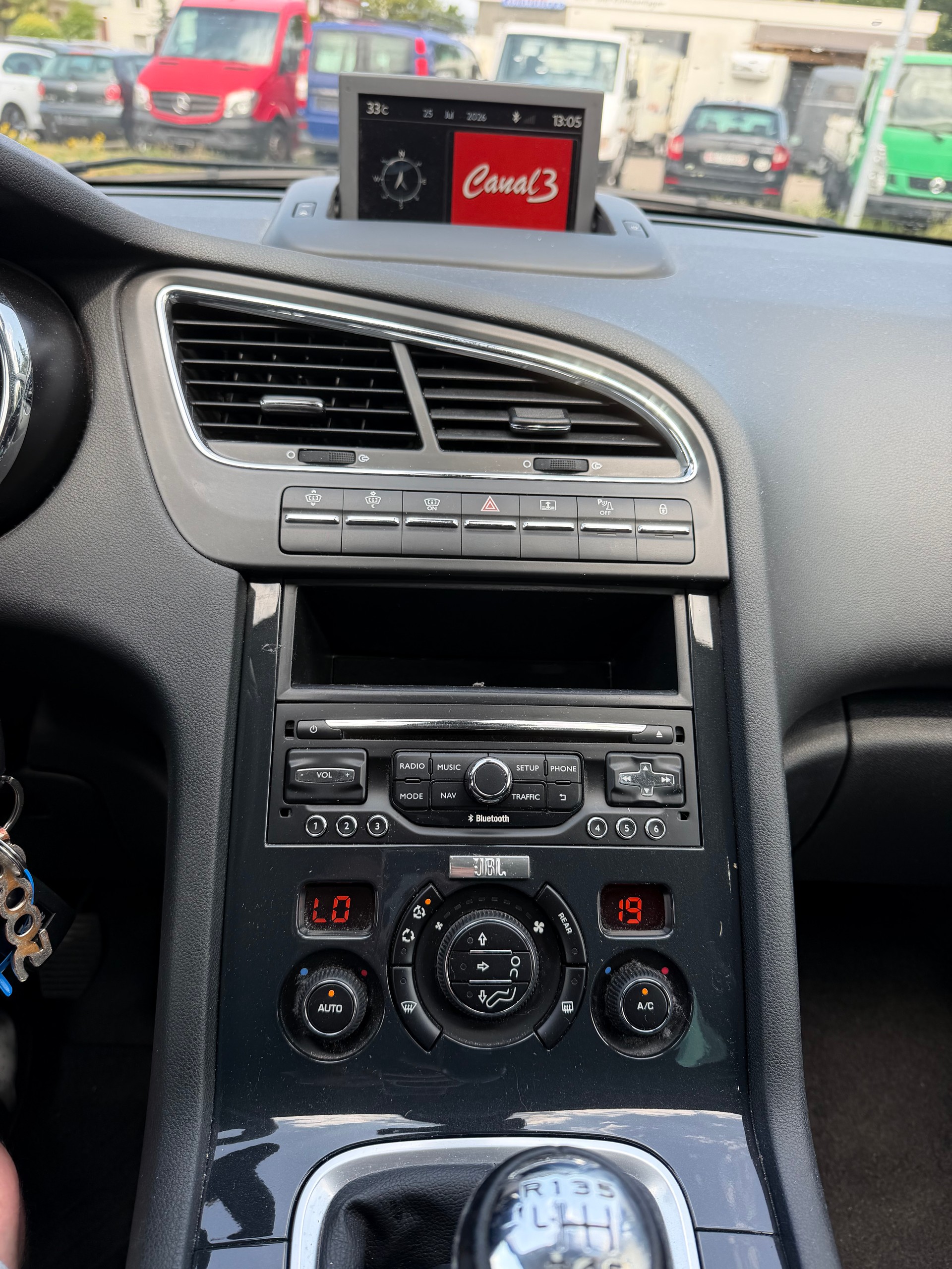 PEUGEOT 5008 1.2 Pure Tech Allure-image-9