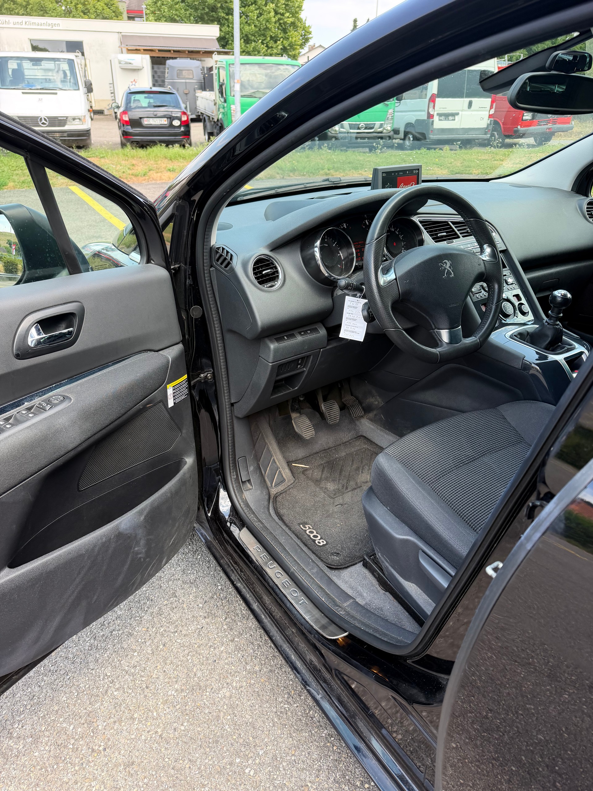 PEUGEOT 5008 1.2 Pure Tech Allure-image-5