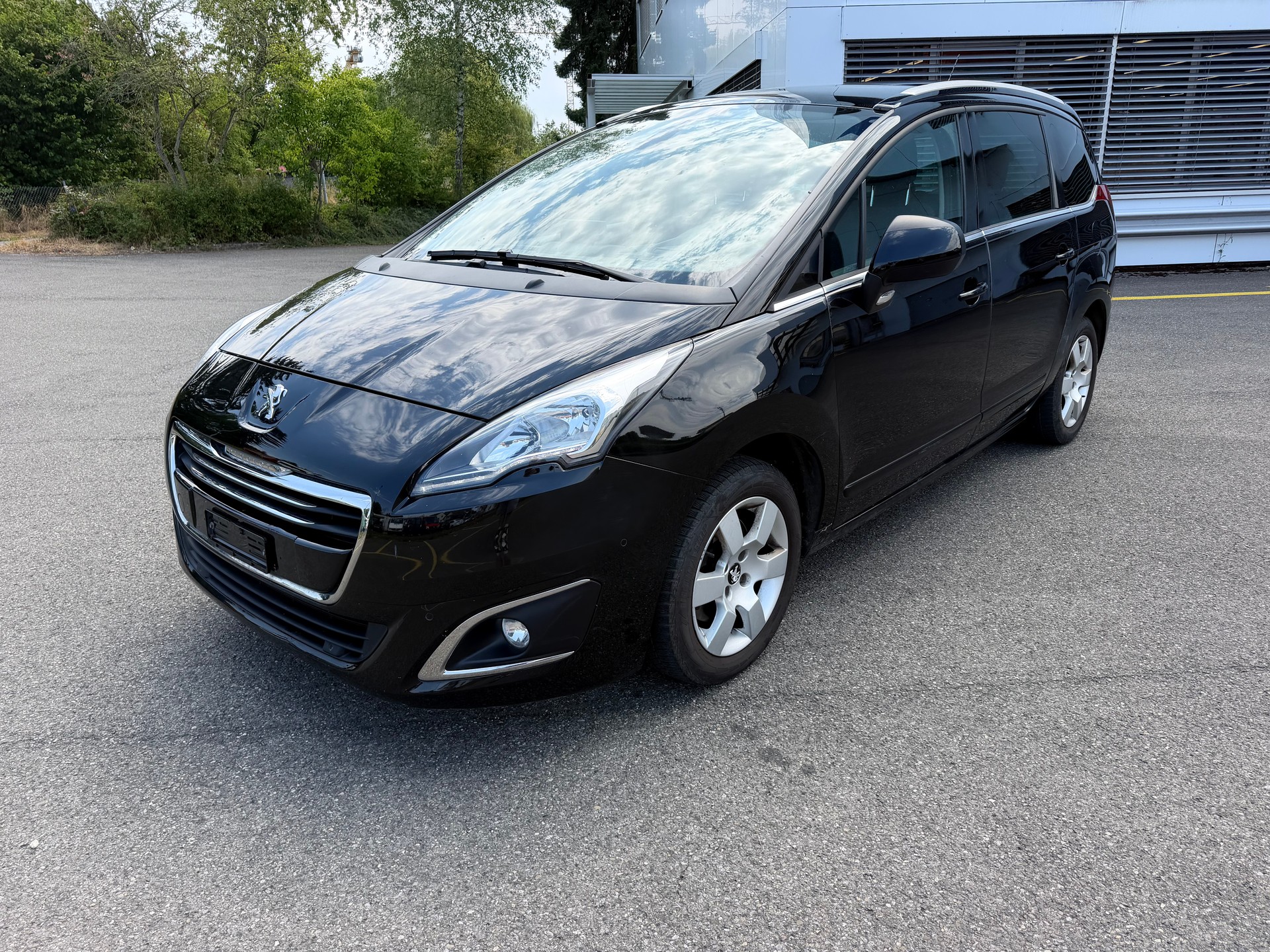 PEUGEOT 5008 1.2 Pure Tech Allure-image-0