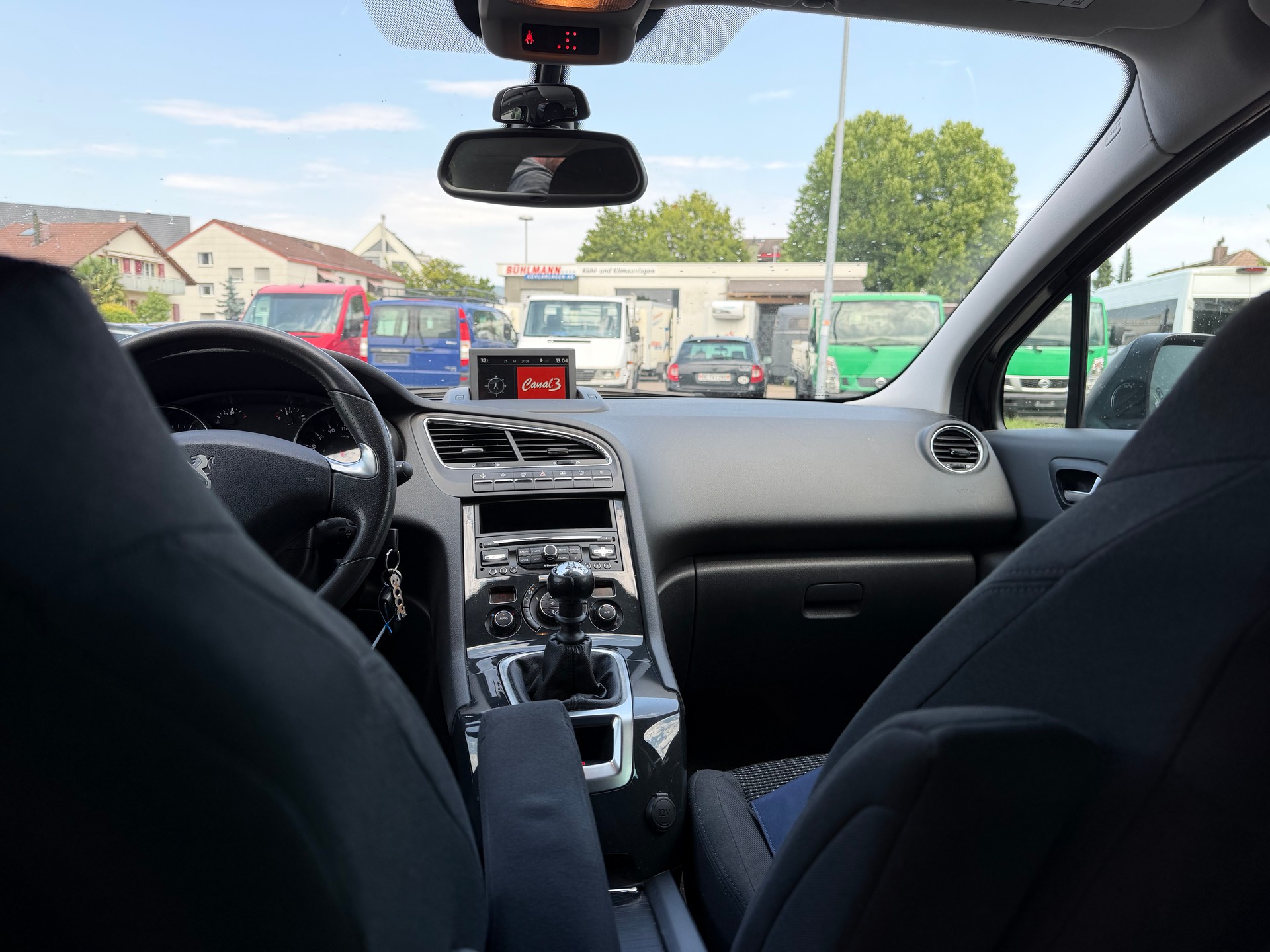 PEUGEOT 5008 1.2 Pure Tech Allure-image-8