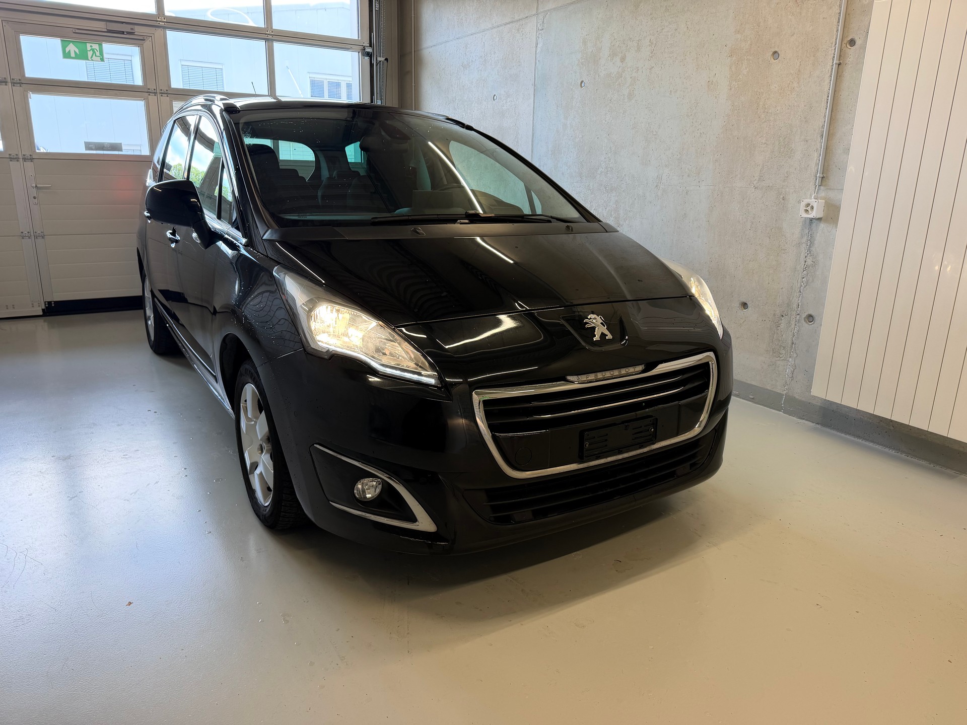 PEUGEOT 5008 1.2 Pure Tech Allure 7-Plätzer-image-1