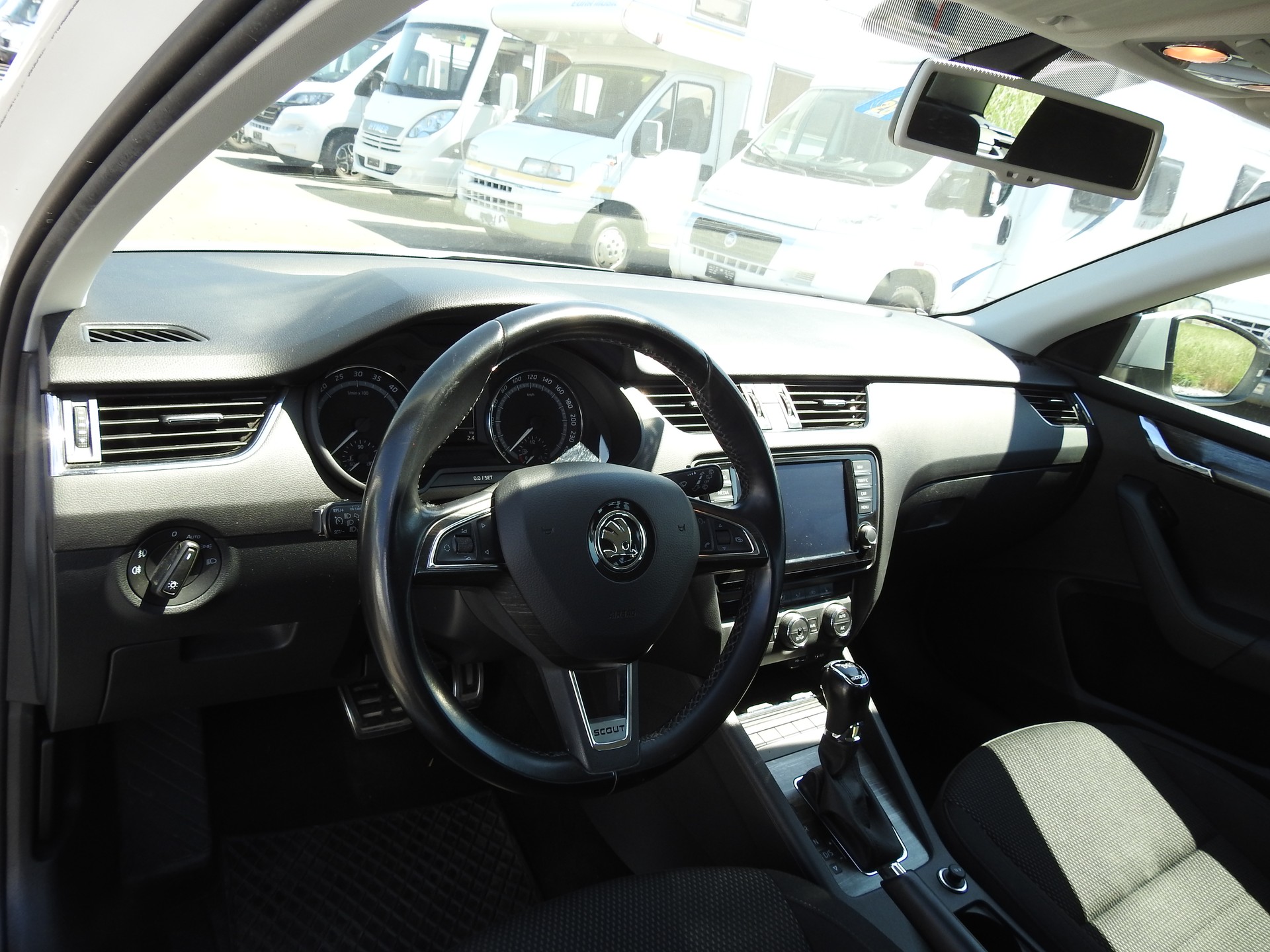 SKODA Octavia Combi 2.0 TDI Scout 4x4 DSG-image-11
