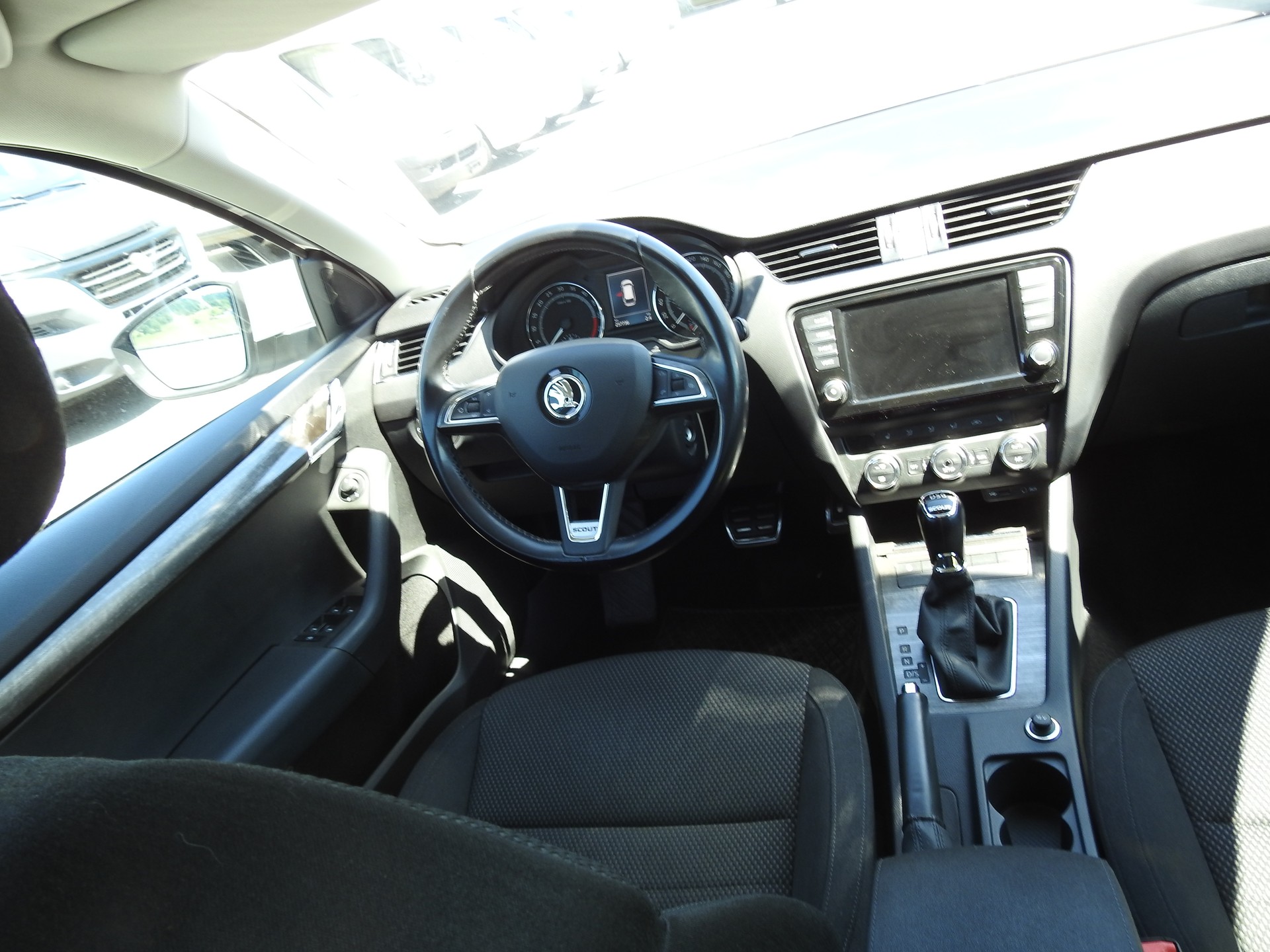 SKODA Octavia Combi 2.0 TDI Scout 4x4 DSG-image-19