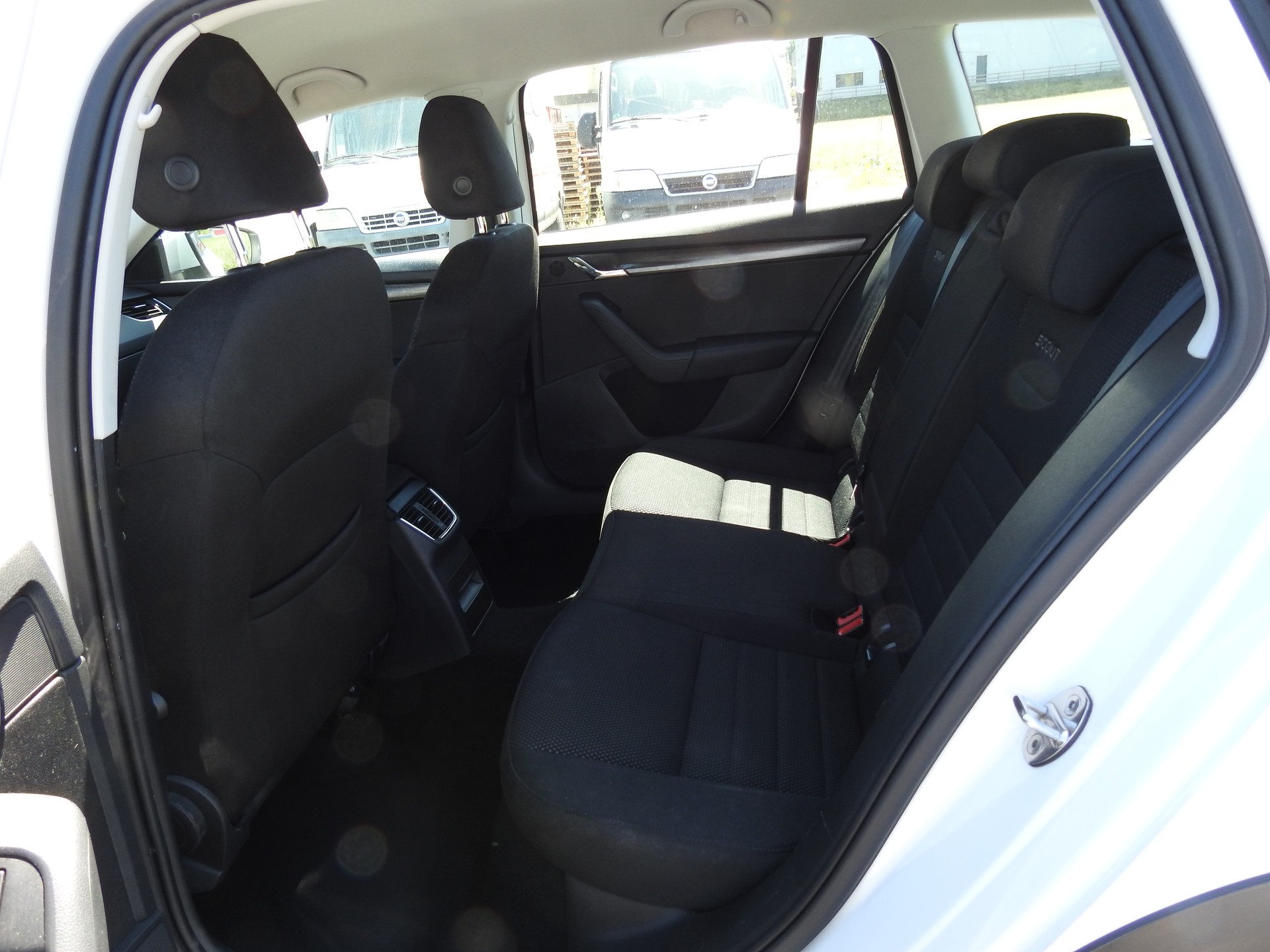 SKODA Octavia Combi 2.0 TDI Scout 4x4 DSG-image-13