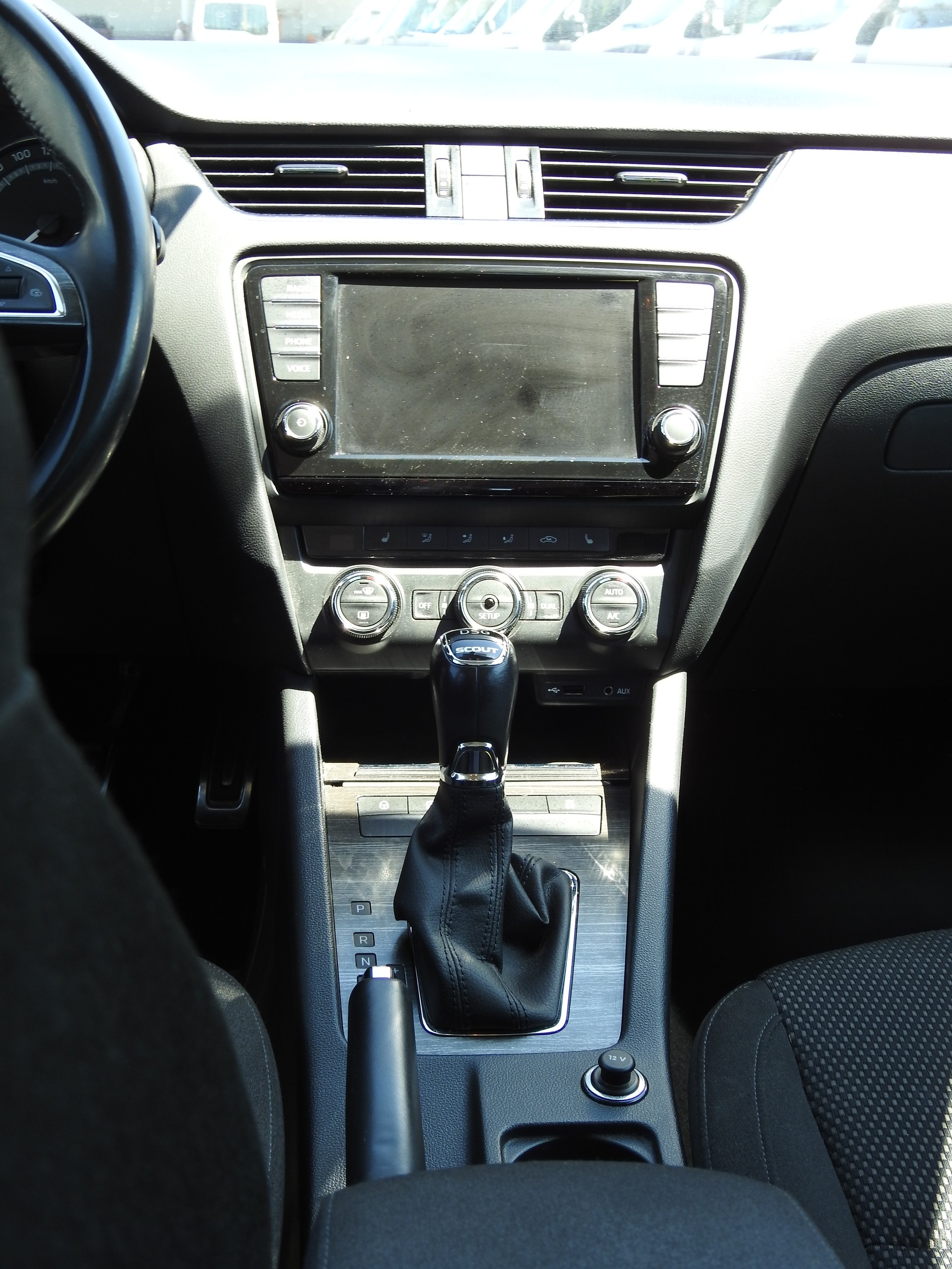 SKODA Octavia Combi 2.0 TDI Scout 4x4 DSG-image-17