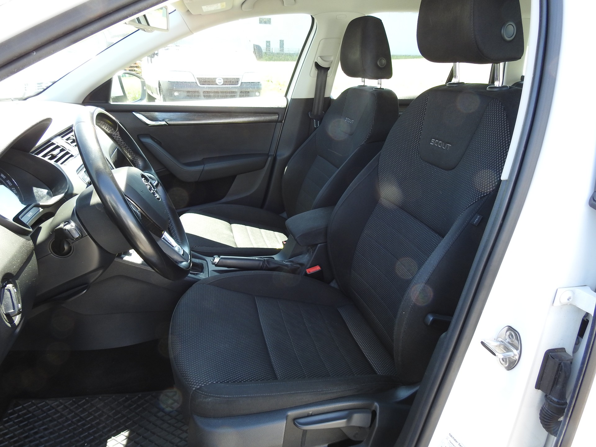 SKODA Octavia Combi 2.0 TDI Scout 4x4 DSG-image-12
