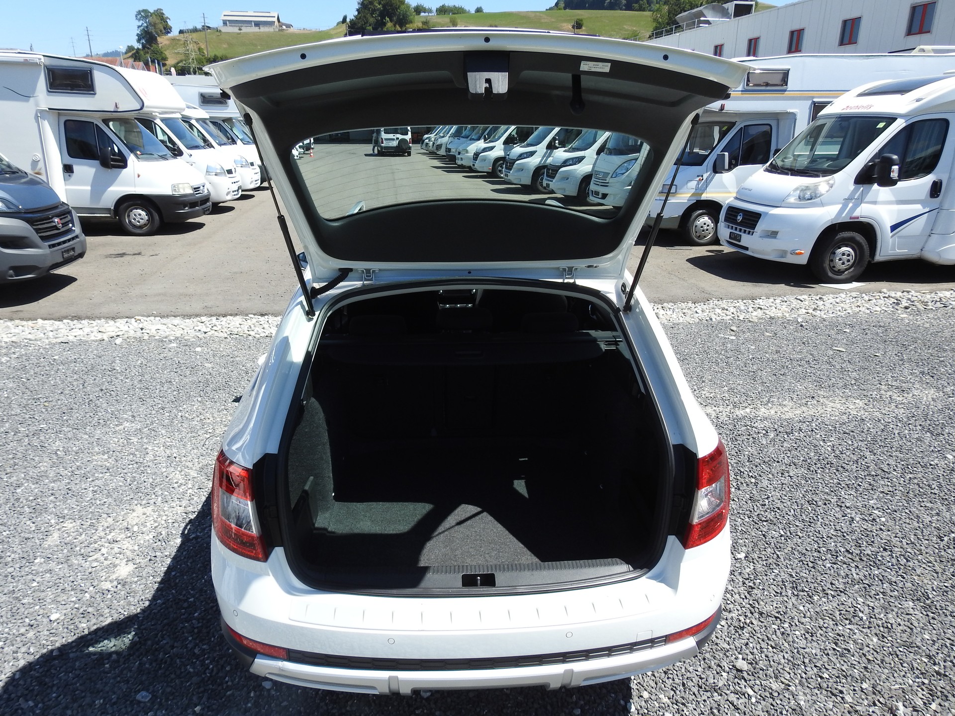 SKODA Octavia Combi 2.0 TDI Scout 4x4 DSG-image-9