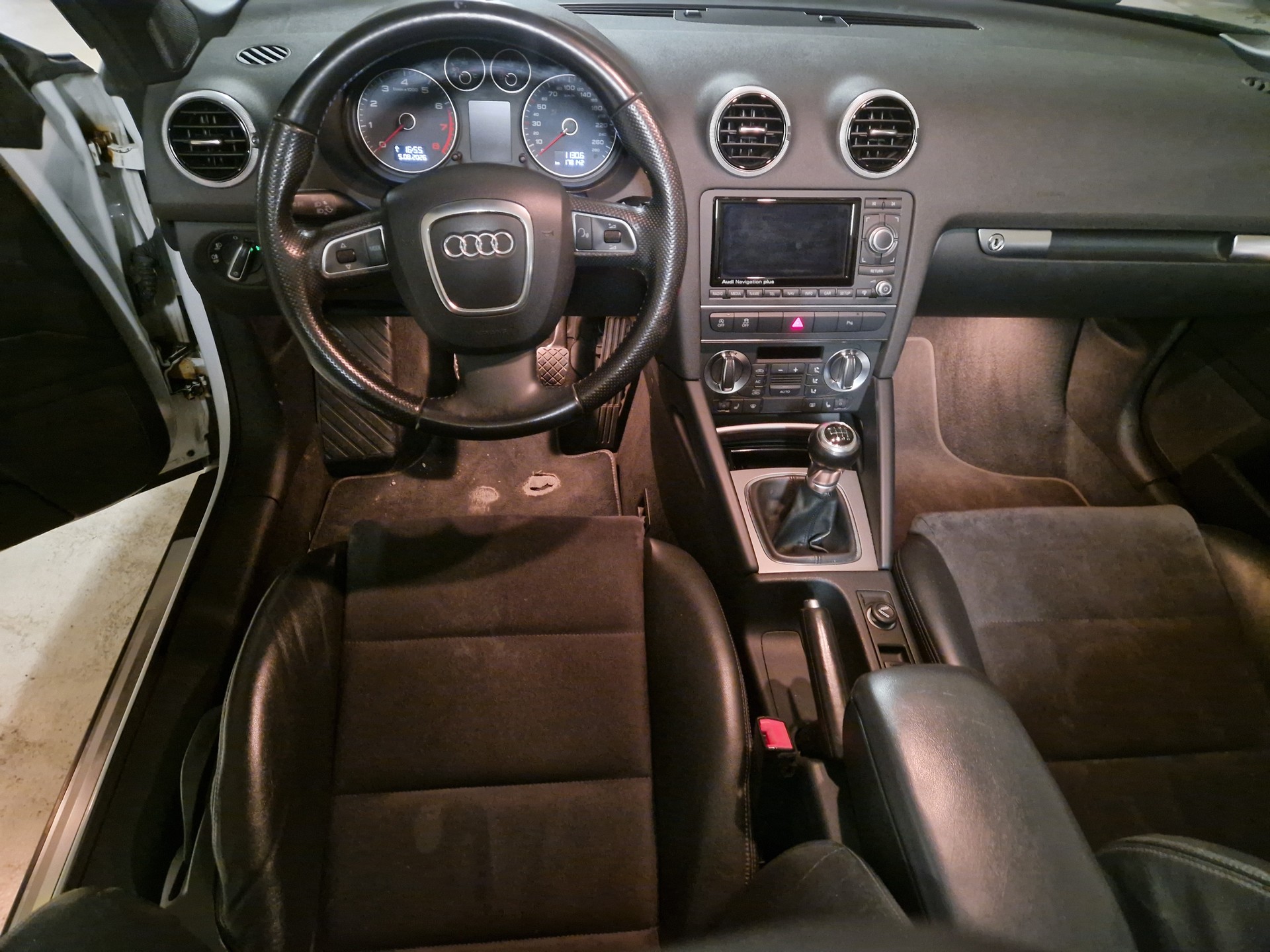 AUDI A3 Cabriolet 1.4 TFSI Attraction-image-11