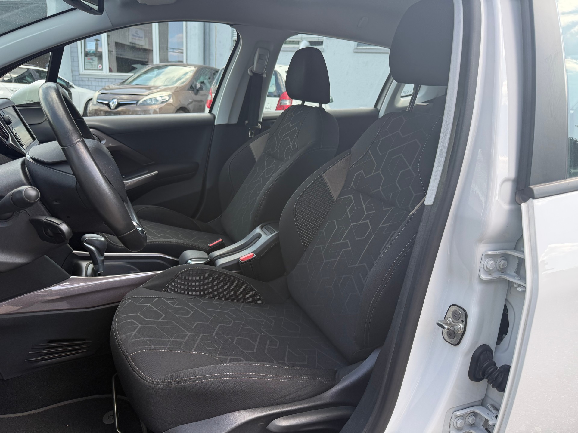 PEUGEOT 2008 1.2 PureTech Active EAT6-image-8