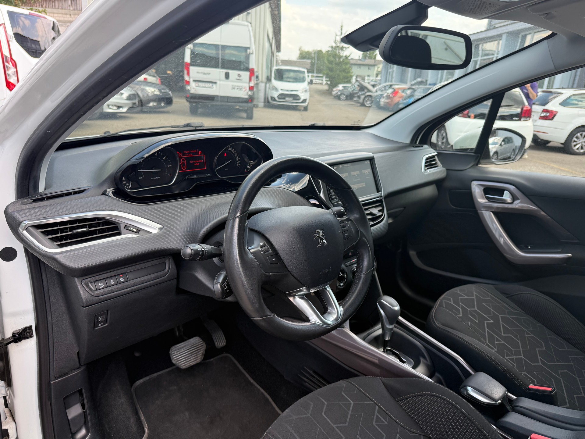 PEUGEOT 2008 1.2 PureTech Active EAT6-image-5
