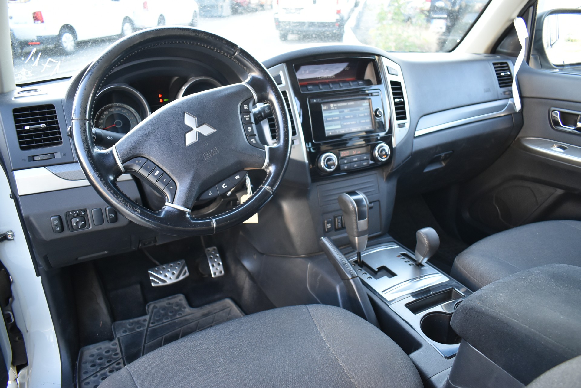 MITSUBISHI Pajero 3.2 DI-D Style Automatic-image-1