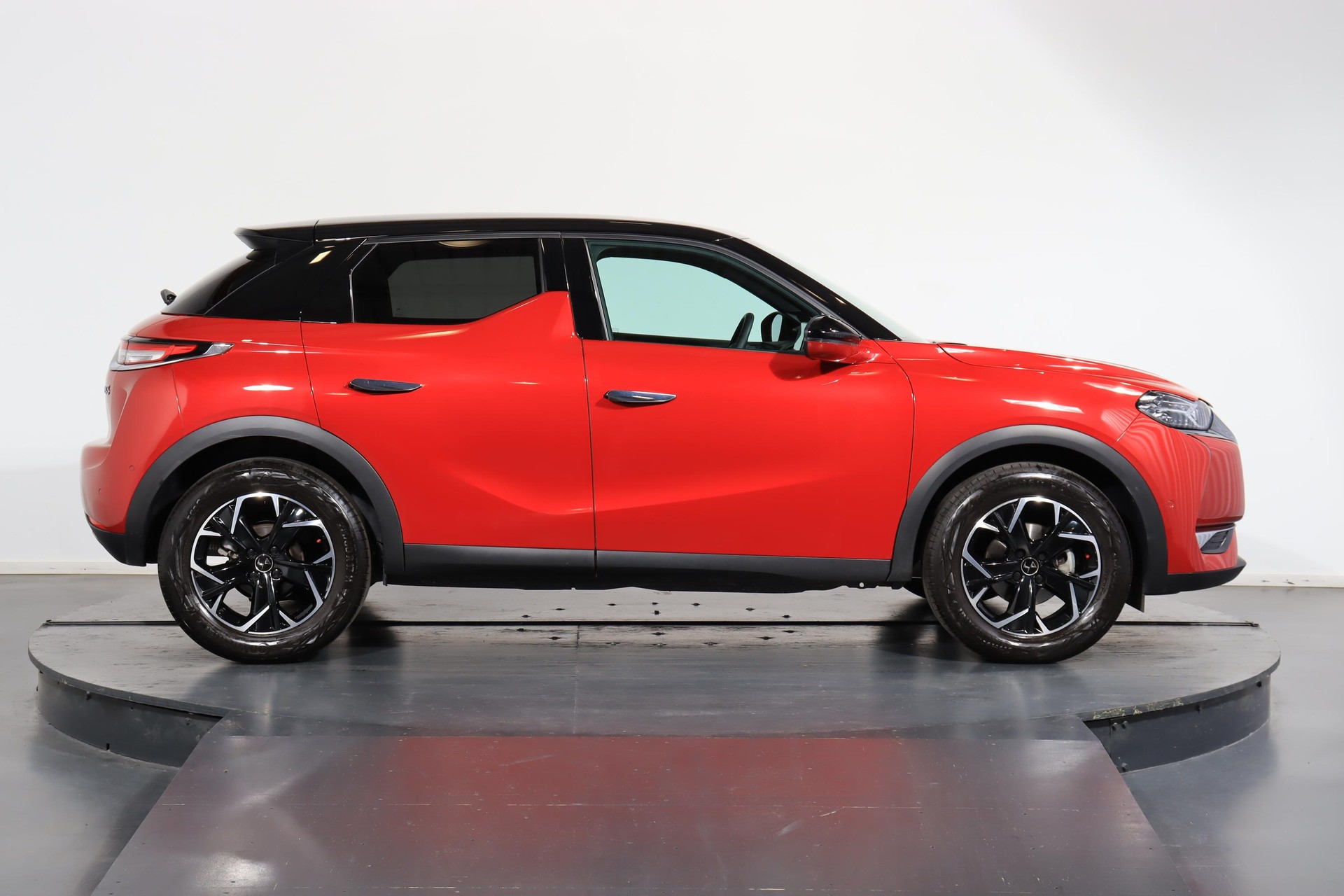 DS AUTOMOBILES 3 Crossback 1.2 PureTech 130 Bastille-image-1