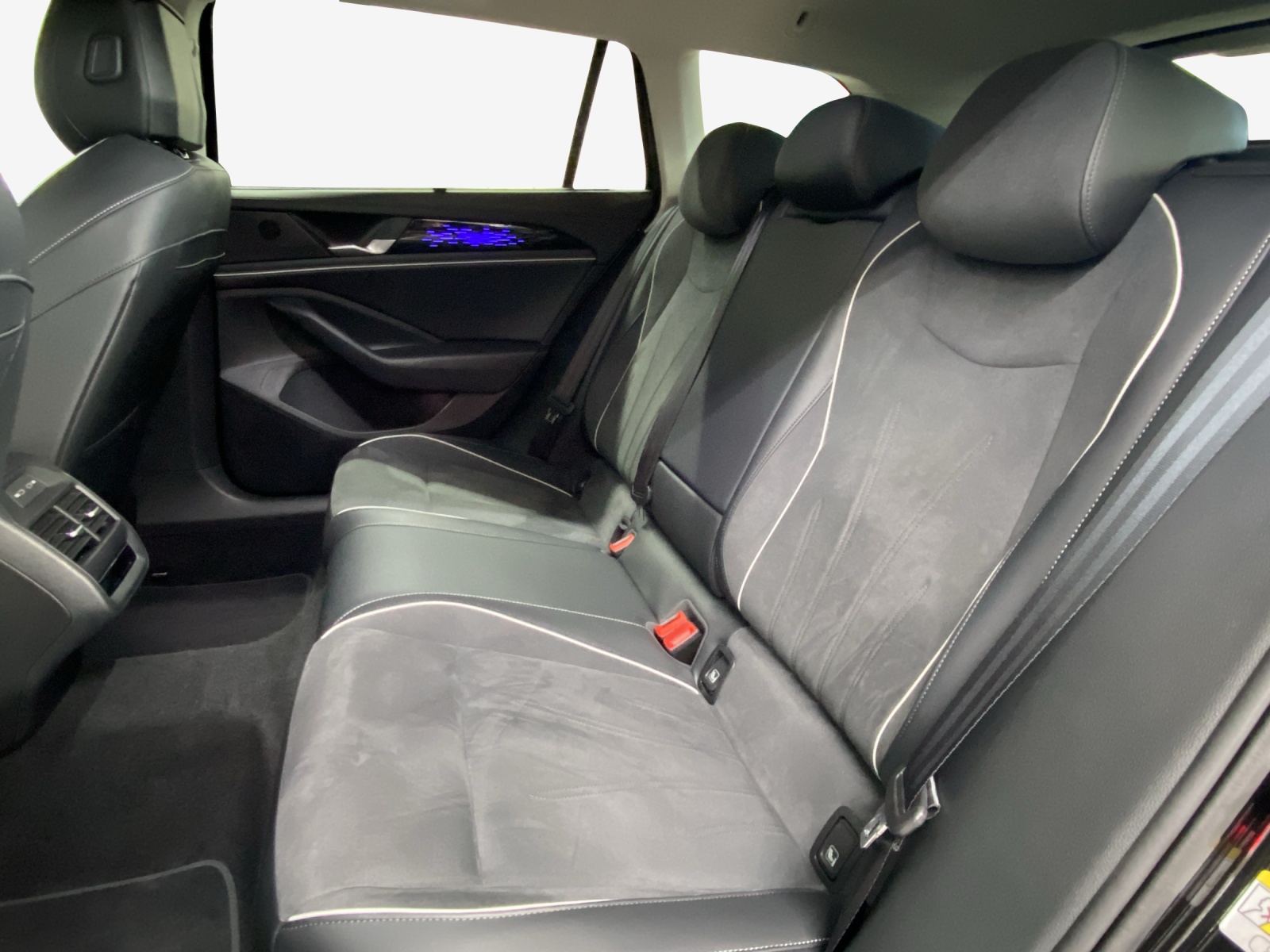 VW Passat Variant 2.0 TDI evo Elegance 4 Motion DSG-image-11