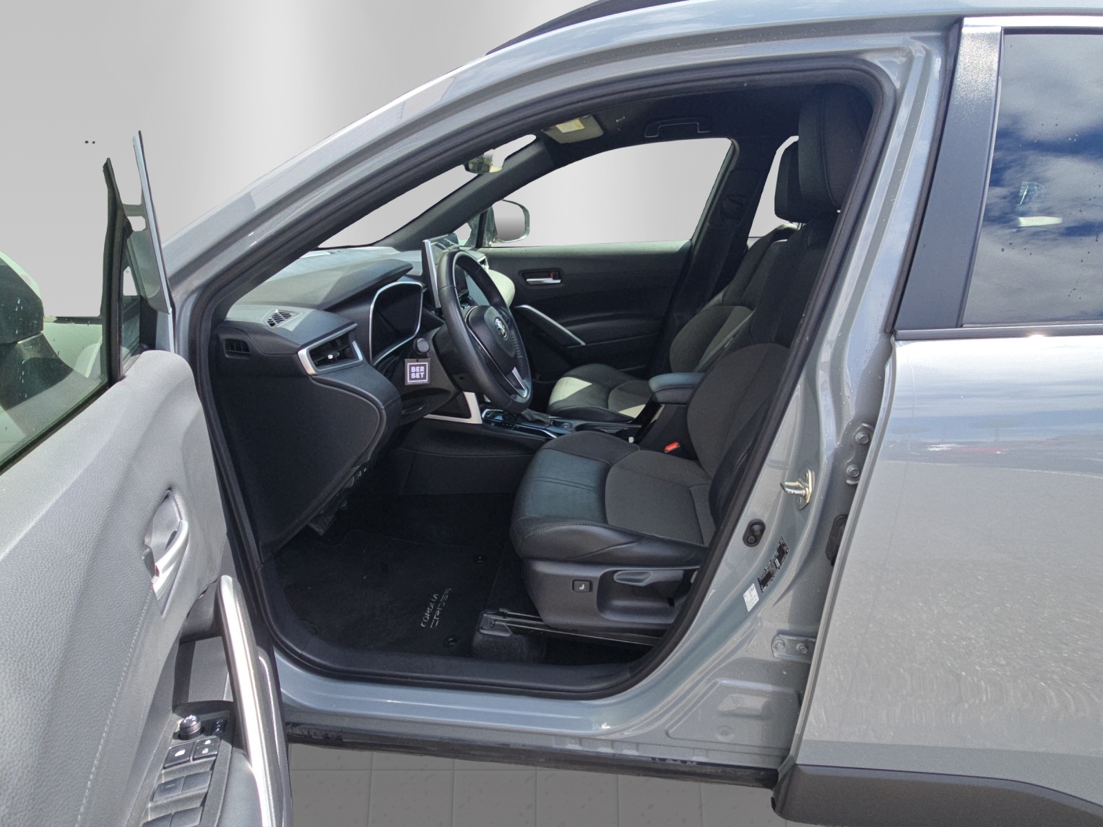 TOYOTA Corolla Cross 2.0 HSD Trend AWD-i-image-8