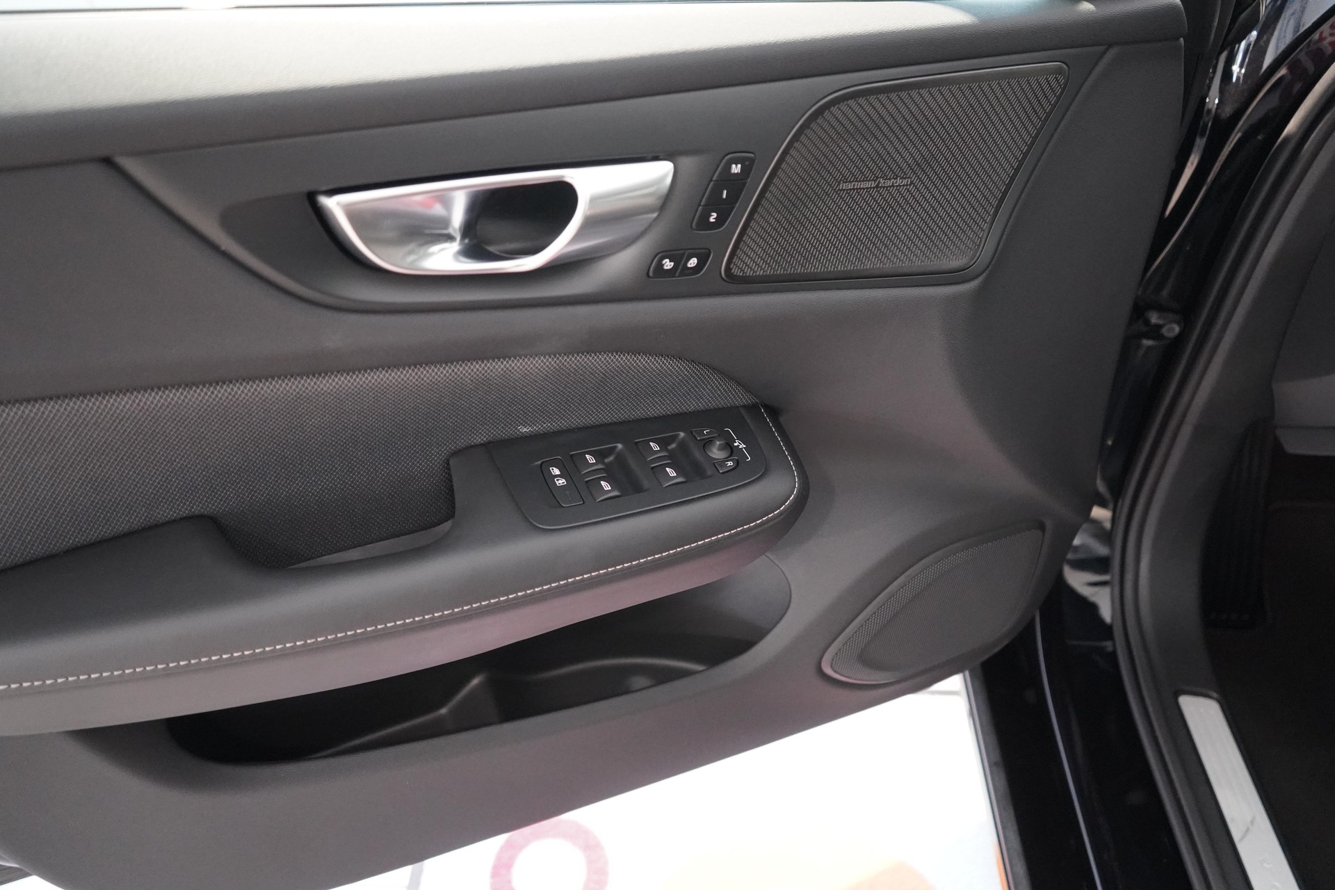 VOLVO V60 2.0 B4 Ultimate Dark-image-20