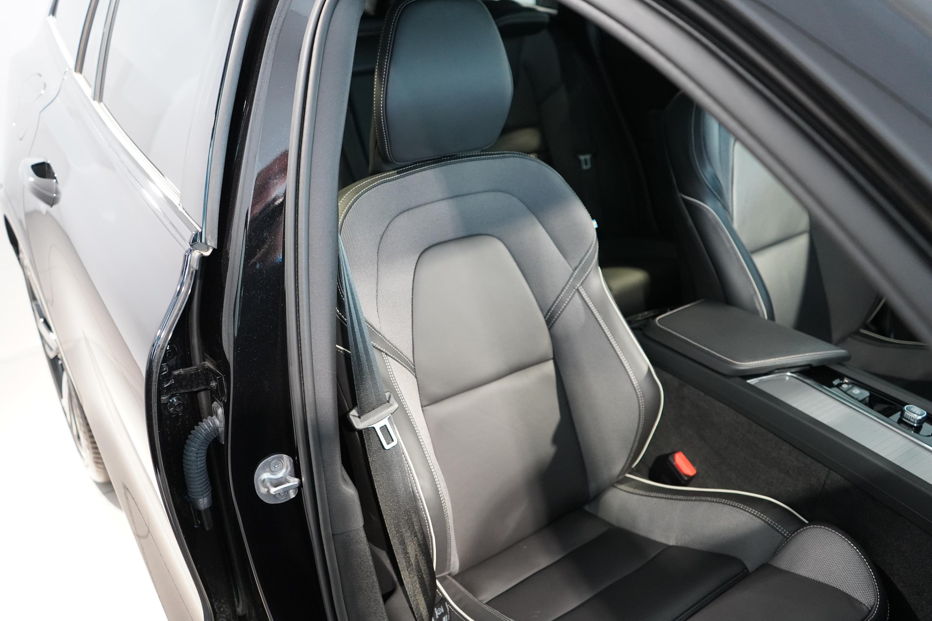 VOLVO V60 2.0 B4 Ultimate Dark-image-6