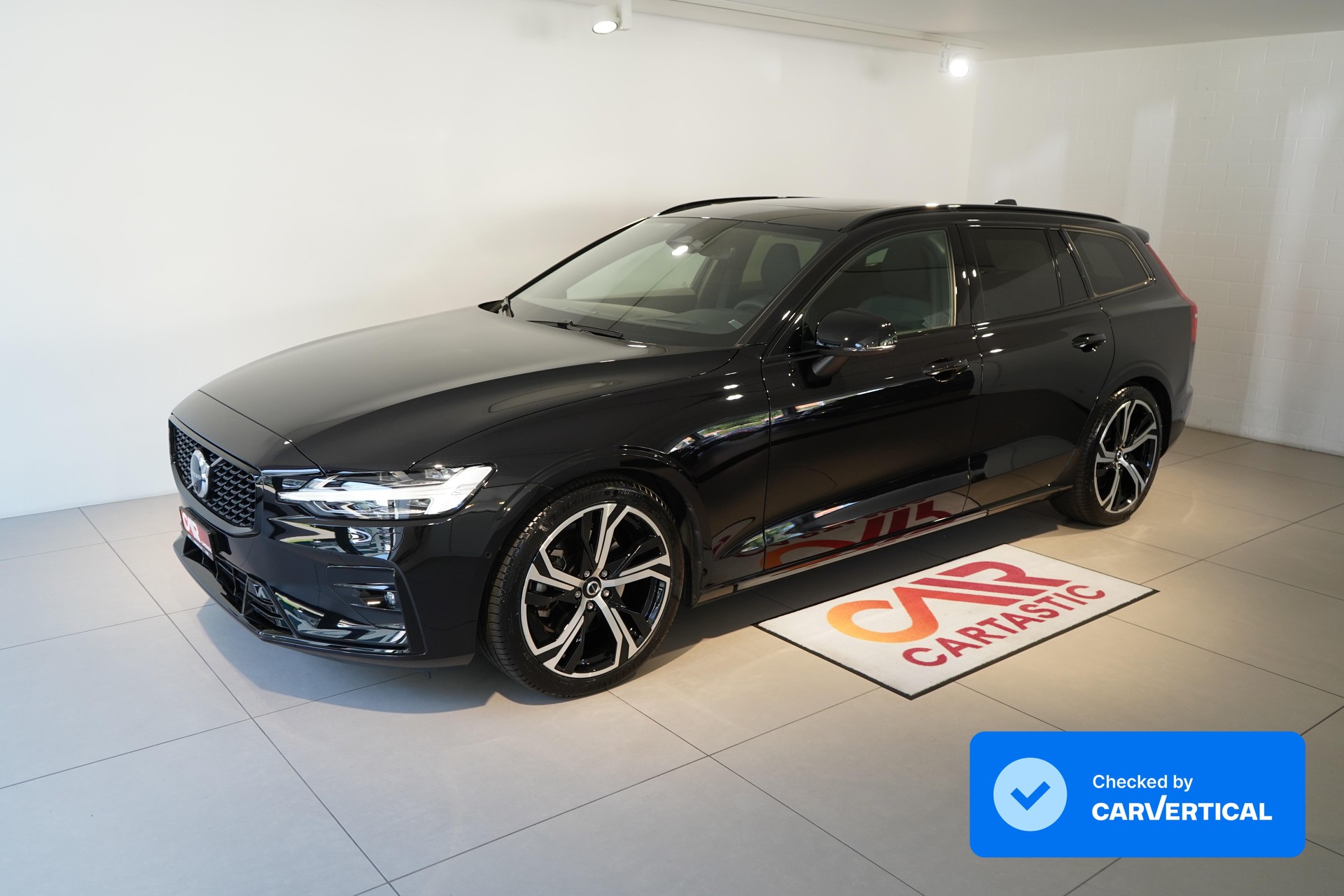 VOLVO V60 2.0 B4 Ultimate Dark-image-0