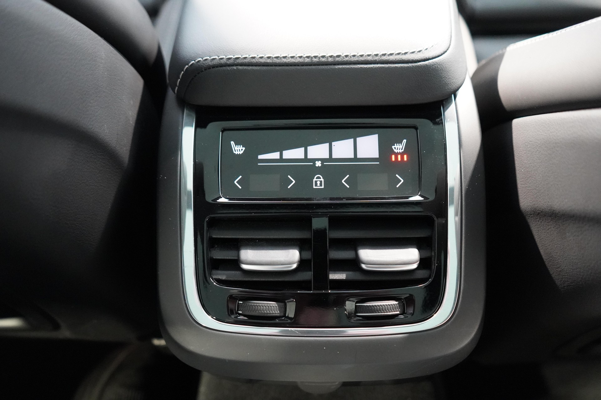 VOLVO V60 2.0 B4 Ultimate Dark-image-13